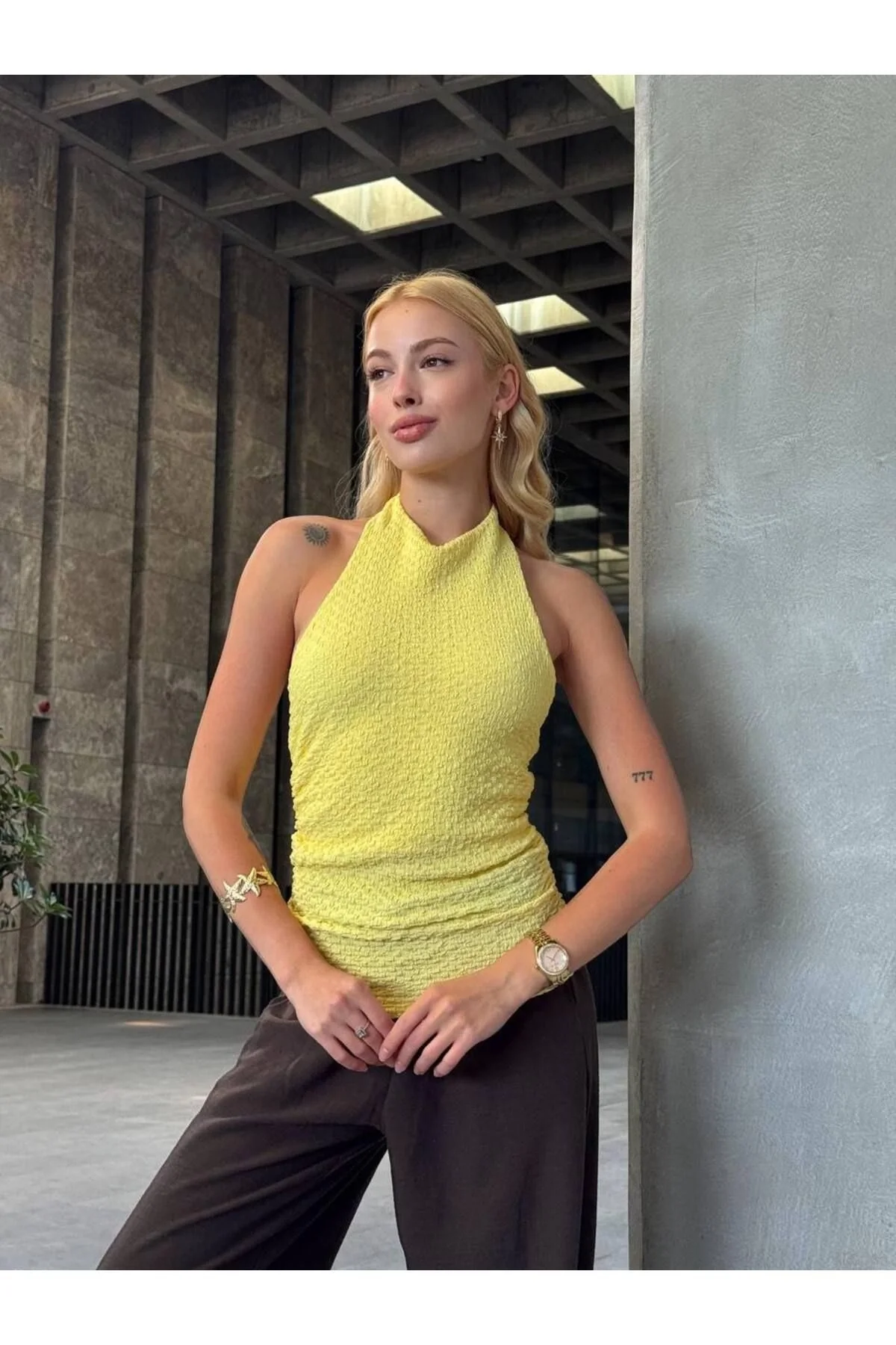 Kadın Halter Yaka Gofre Kumaş Sırtı Açık Bağlamalı Vücudu Saran Crop Bluz - Sarı