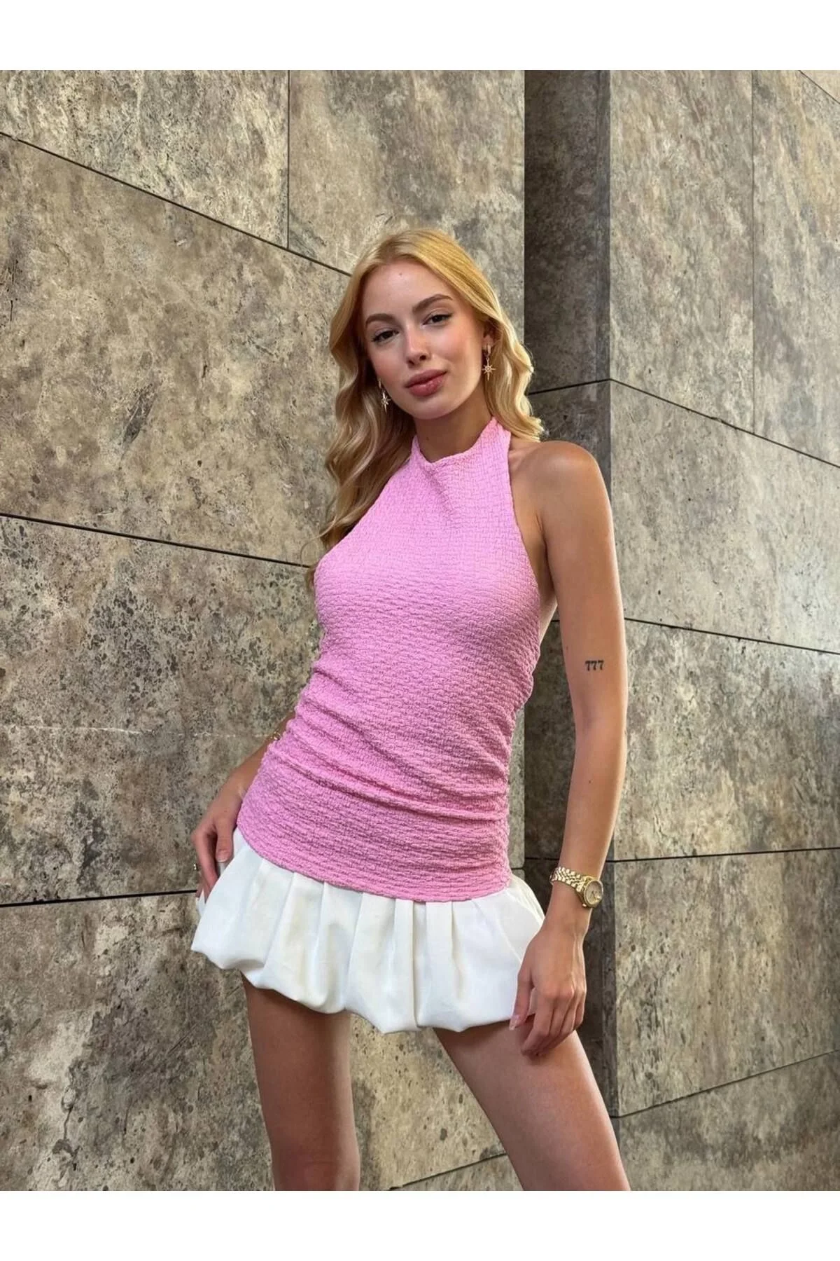 Kadın Halter Yaka Gofre Kumaş Sırtı Açık Bağlamalı Vücudu Saran Crop Bluz - Pembe