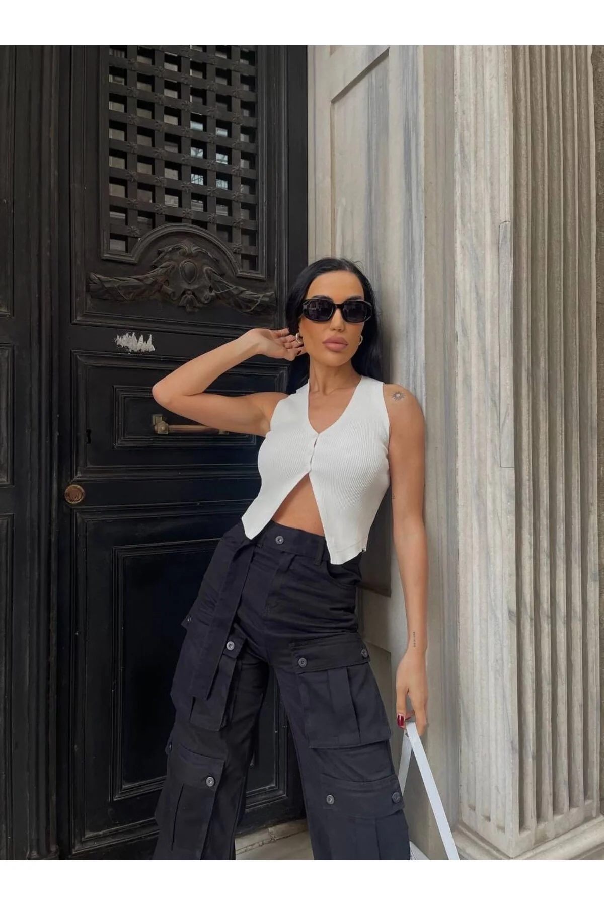 V Yaka Düğme Detaylı Triko Yelek