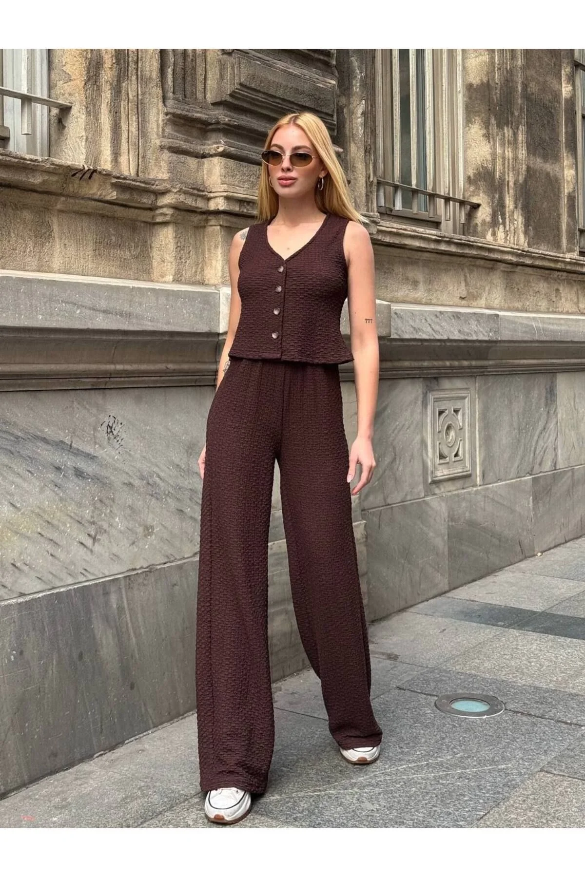 Kadın Yüksek Bel Beli Lastikli Gofre Kumaş Bol Paça Pantolon - Kahverengi