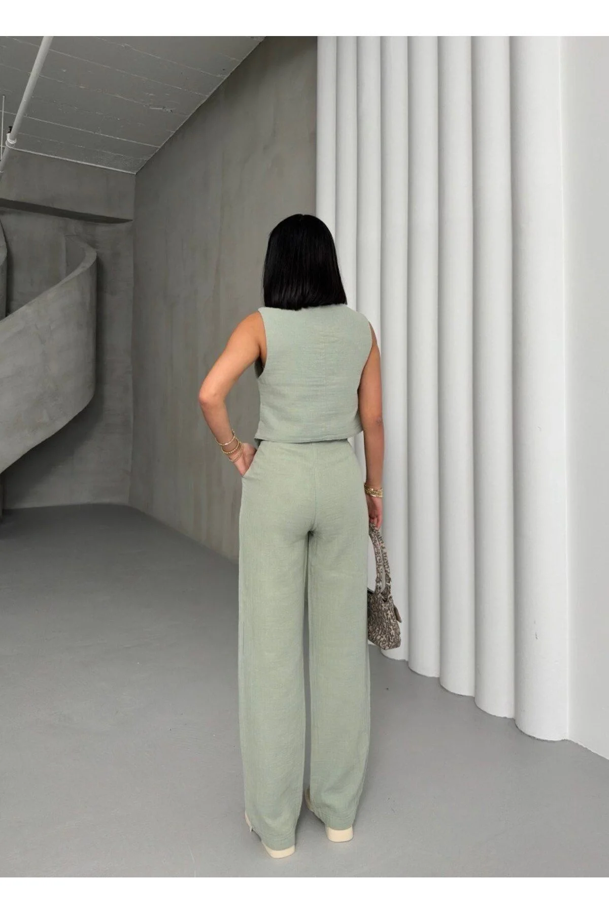 Kadın Kolsuz V Yaka Düğmeli Yelek Bol Paça Pantolon Müslin Takım - Mint Yeşili