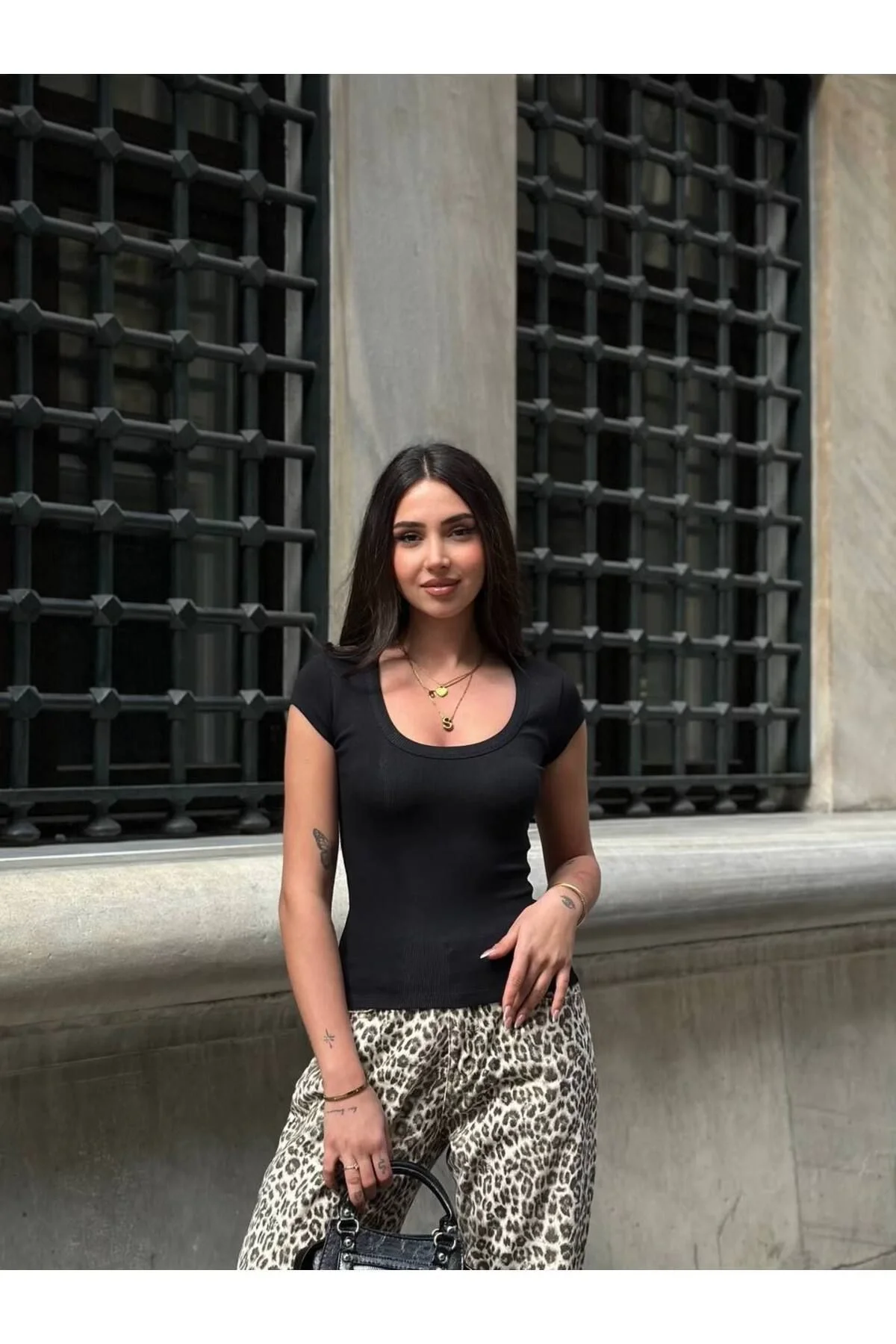 Kadın U Yaka Kısa Kollu Vücuda Oturan Likralı Fitilli Kaşkorse Basic Bluz - Siyah