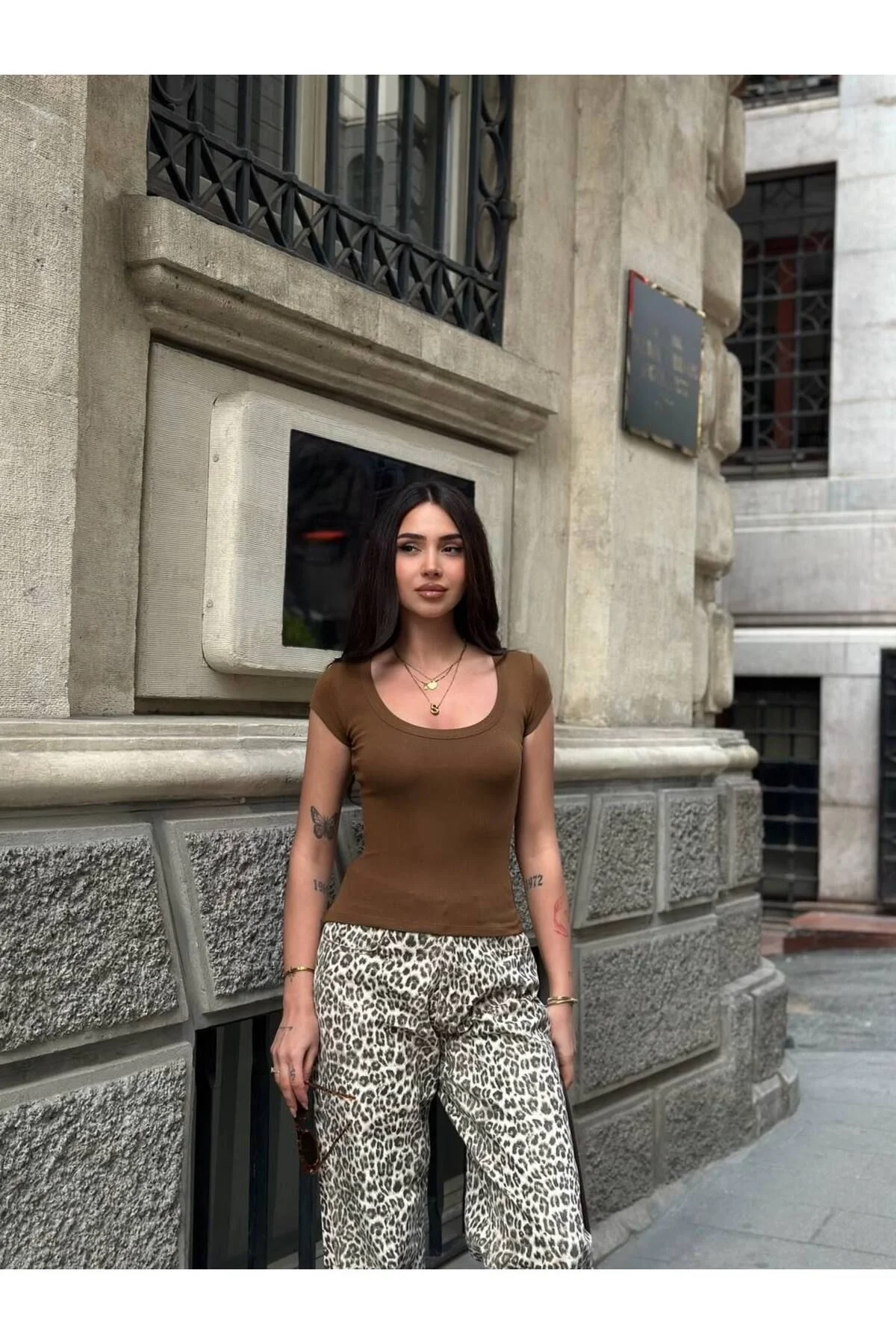 Kadın U Yaka Kısa Kollu Vücuda Oturan Likralı Fitilli Kaşkorse Basic Bluz - Kahverengi