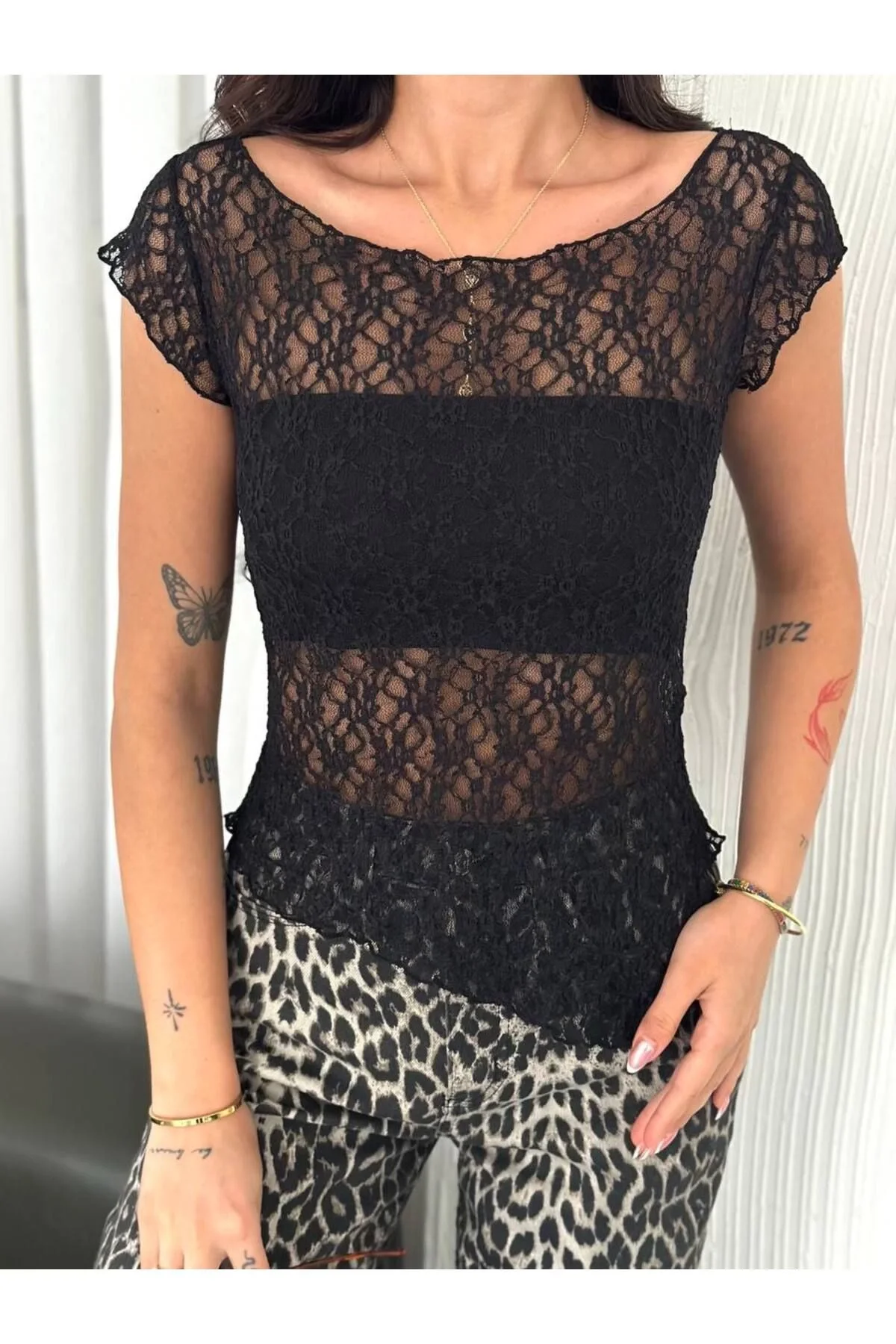 Kadın Kayık Yaka Kısa Kollu File Desenli Göğüs Şeritli Dantel Transparan Bluz - Siyah