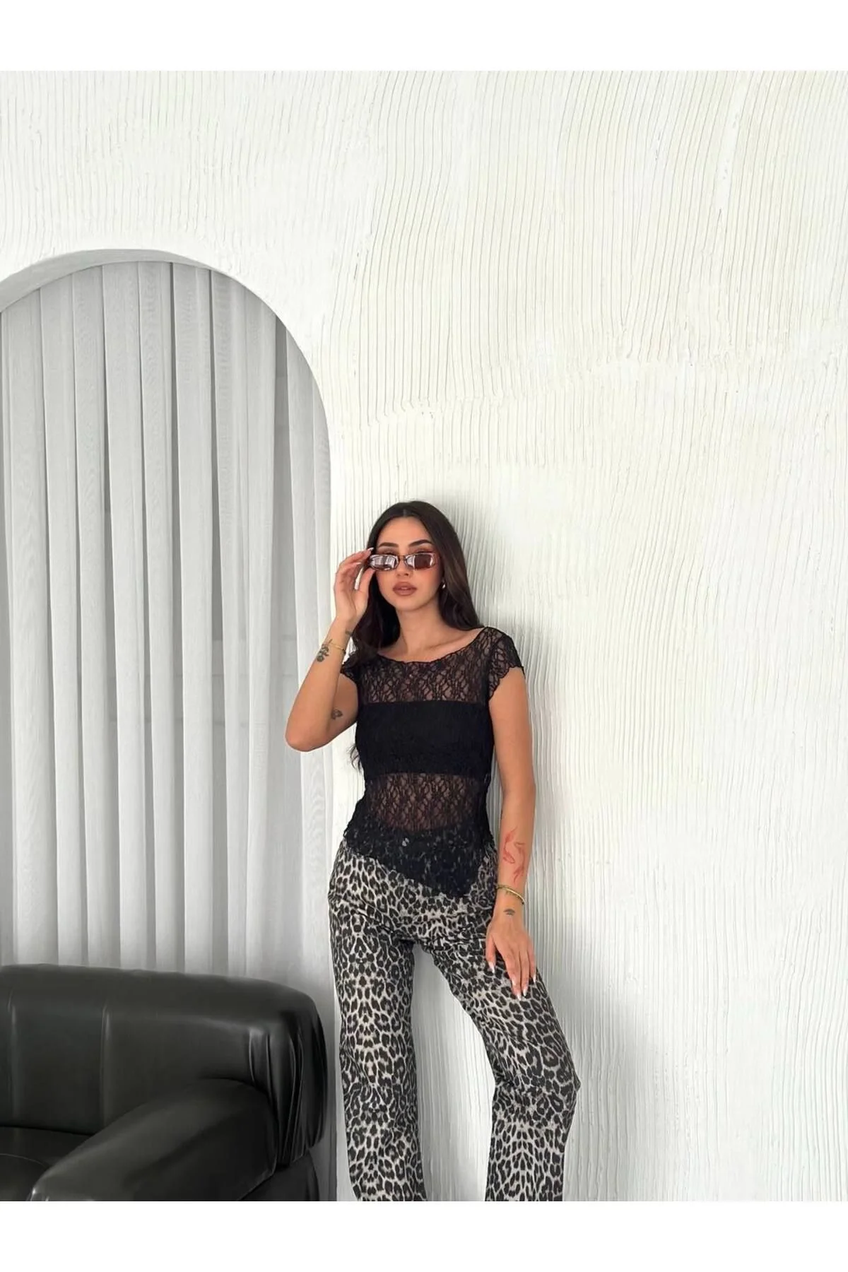 Kadın Kayık Yaka Kısa Kollu File Desenli Göğüs Şeritli Dantel Transparan Bluz - Siyah