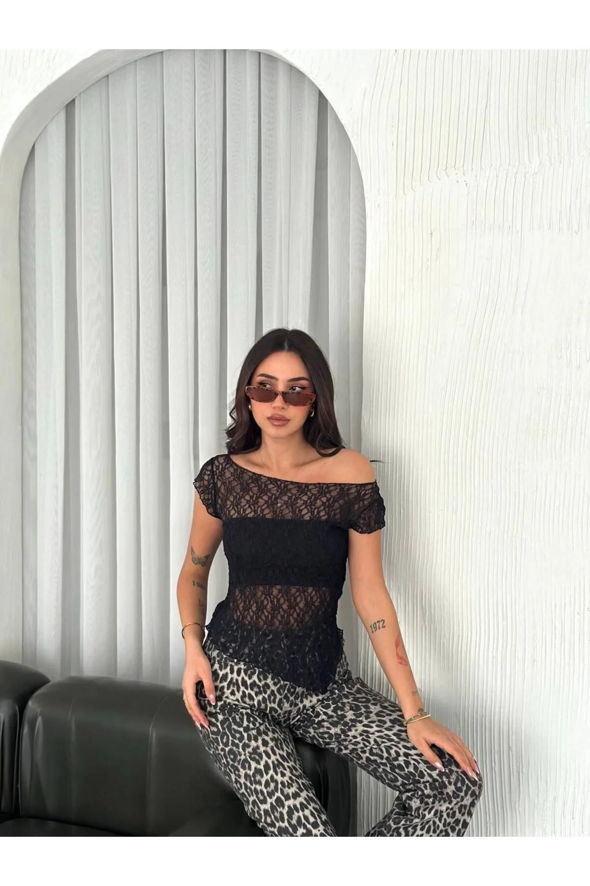 Kadın Kayık Yaka Kısa Kollu File Desenli Göğüs Şeritli Dantel Transparan Bluz - Siyah