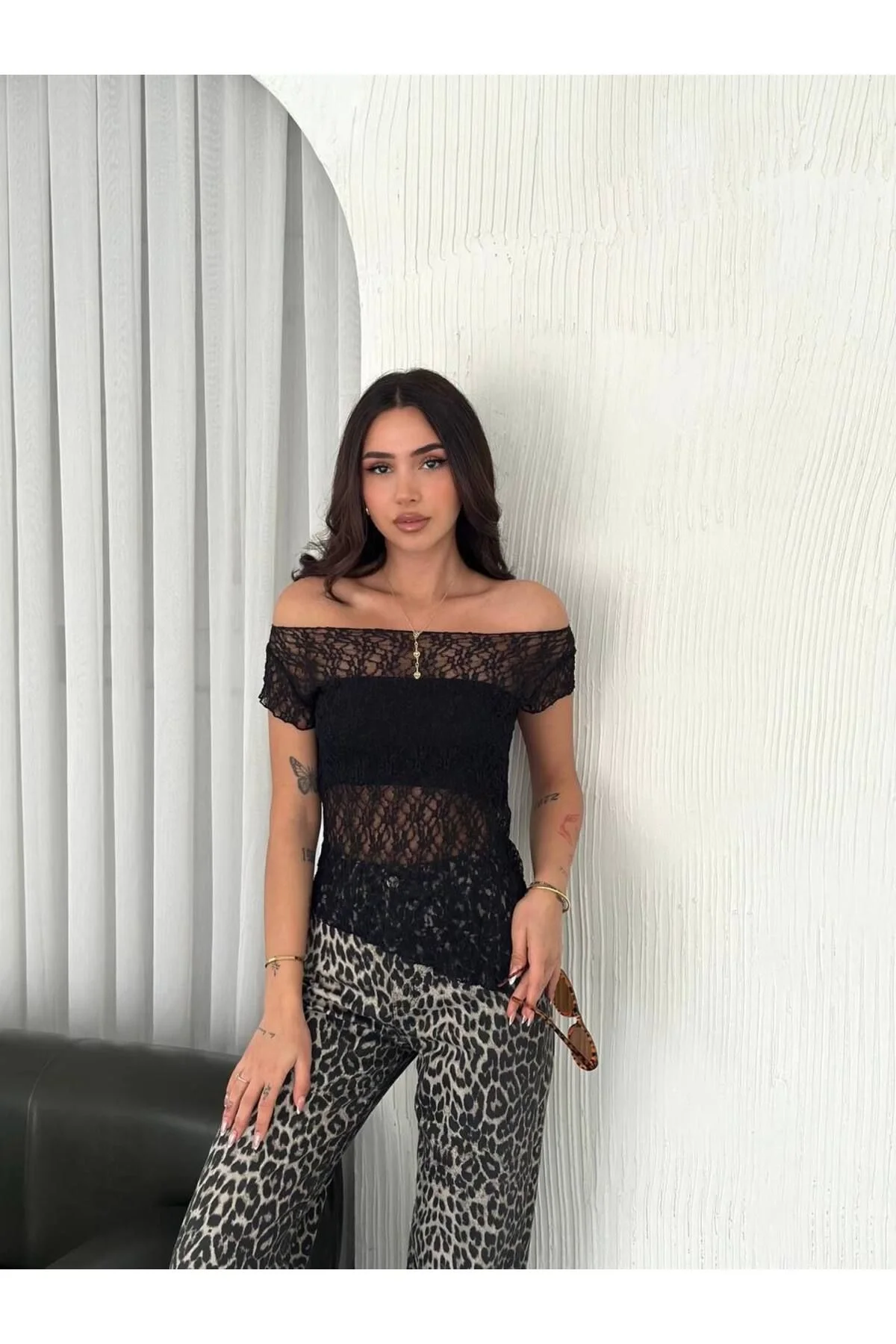 Kadın Kayık Yaka Kısa Kollu File Desenli Göğüs Şeritli Dantel Transparan Bluz - Siyah