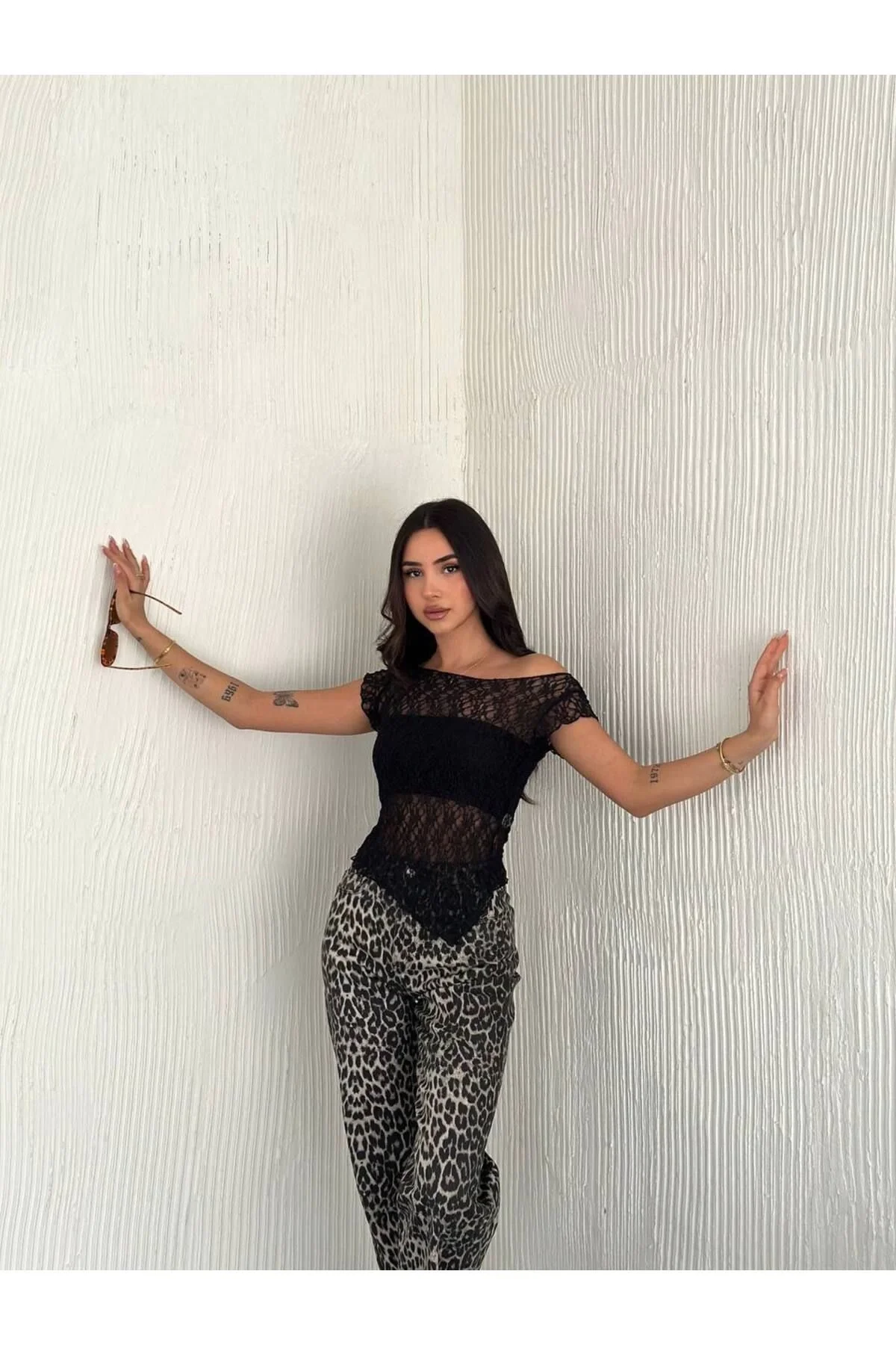 Kadın Kayık Yaka Kısa Kollu File Desenli Göğüs Şeritli Dantel Transparan Bluz - Siyah