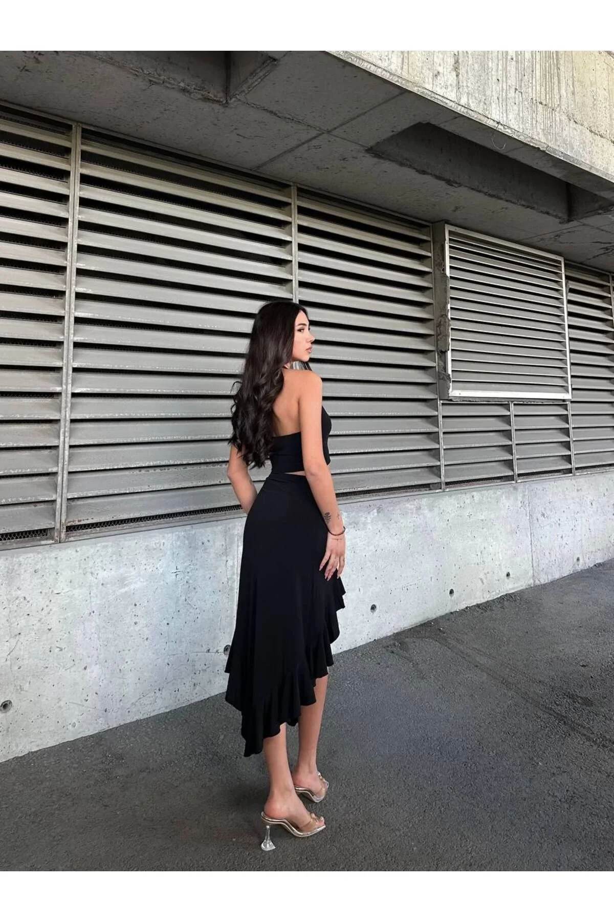 Kadın Yüksek Bel Dalgıç Kumaş Yırtmaçlı Fırfırlı Volanlı Asimetrik Etek - Siyah