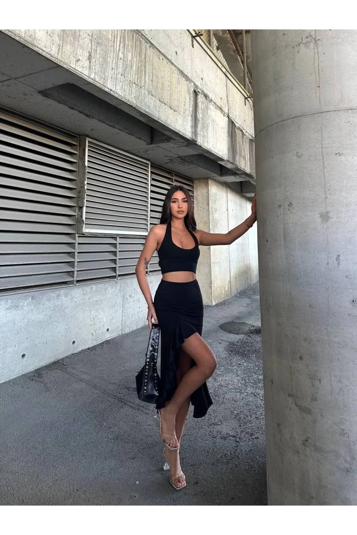 Kadın Yüksek Bel Dalgıç Kumaş Yırtmaçlı Fırfırlı Volanlı Asimetrik Etek - Siyah