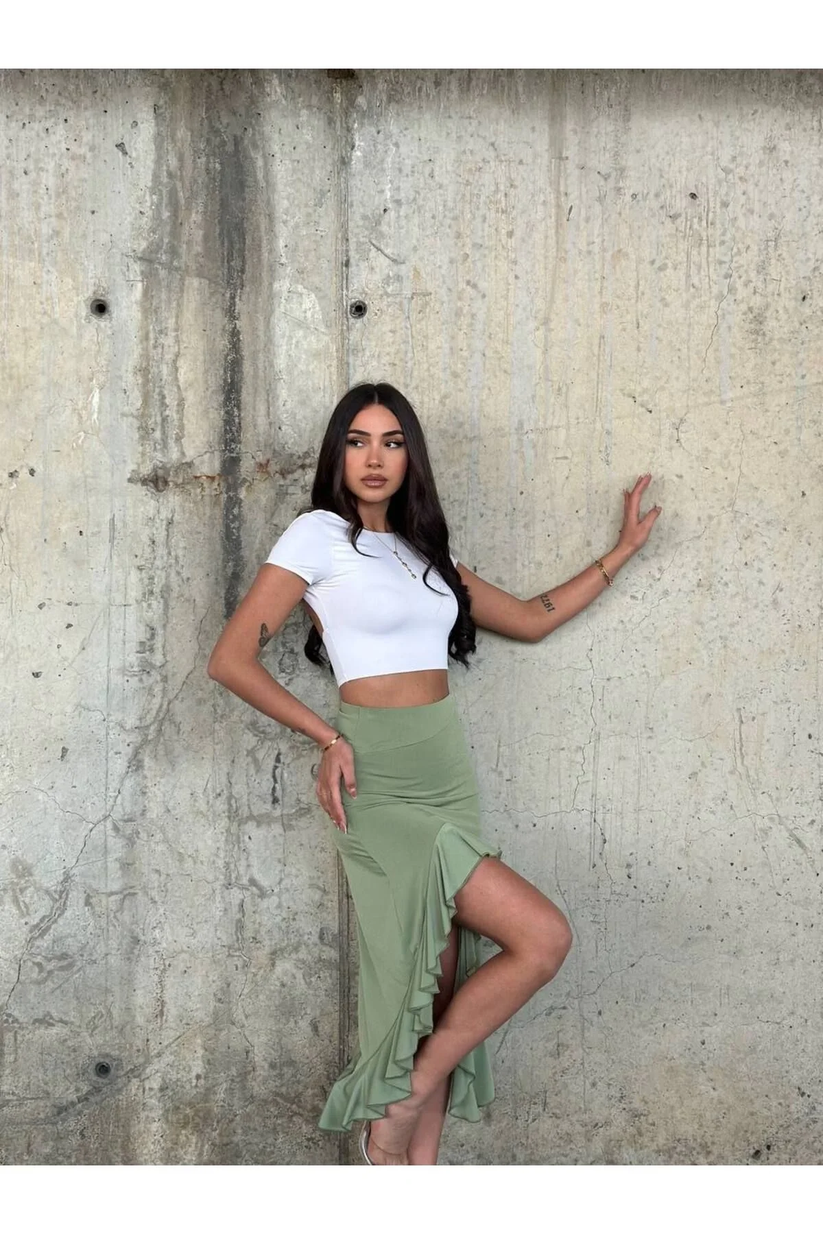 Kadın Yüksek Bel Dalgıç Kumaş Yırtmaçlı Fırfırlı Volanlı Asimetrik Etek - Haki