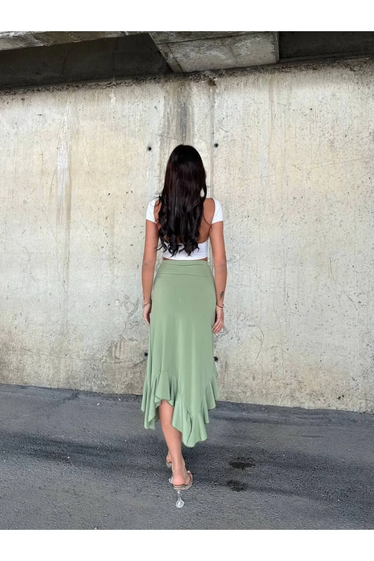 Kadın Yüksek Bel Dalgıç Kumaş Yırtmaçlı Fırfırlı Volanlı Asimetrik Etek - Haki