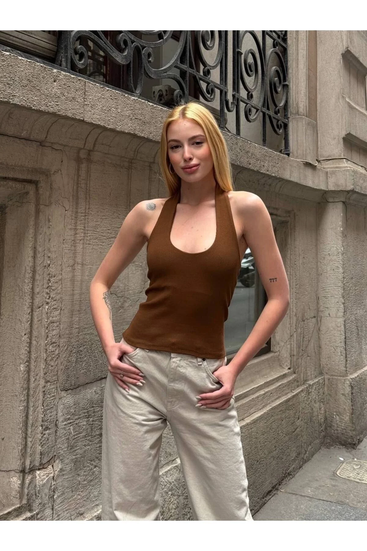 Kadın Halter Yaka Boyundan Bağlamalı Sırtı Açık Fitilli Kaşkorse Atlet - Kahverengi