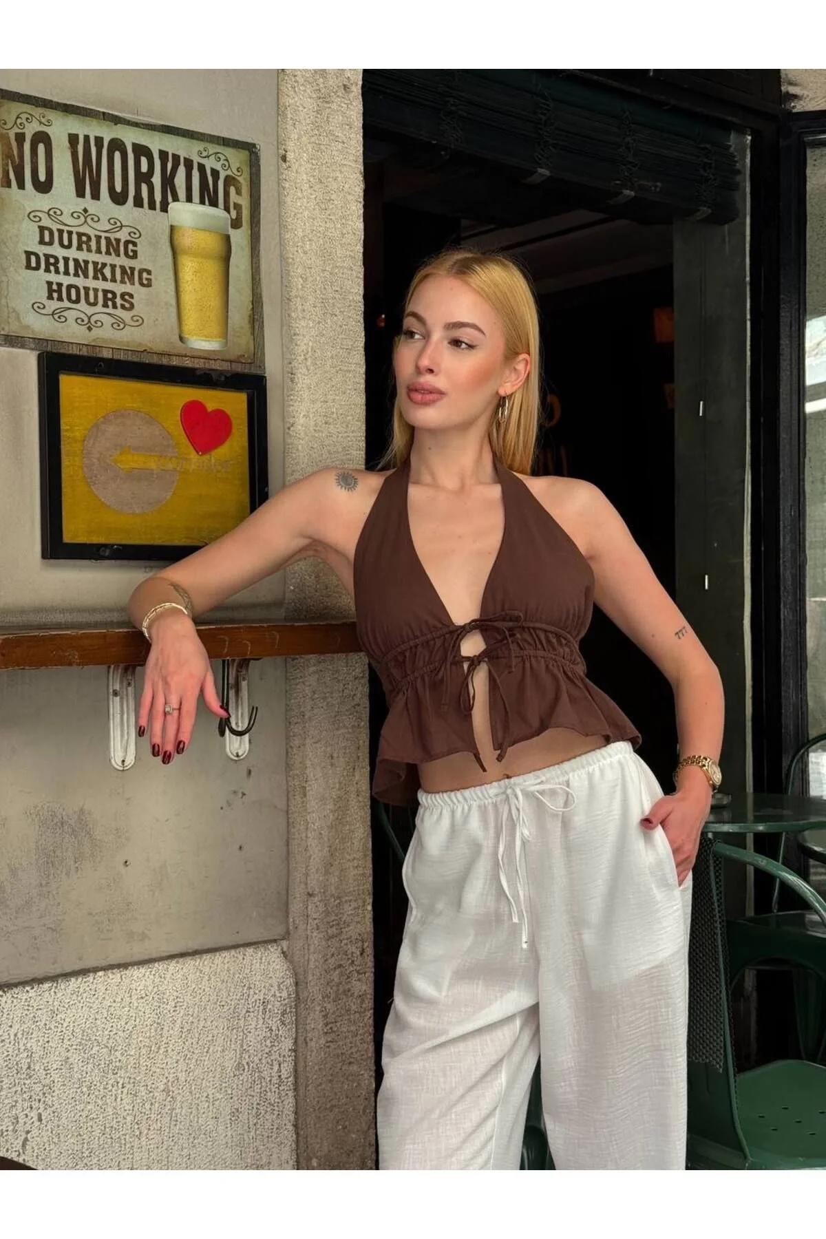 Kadın Halter Yaka Boyundan ve Önden Bağlamalı Sırtı Açık Fırfırlı Crop Bluz - Kahverengi