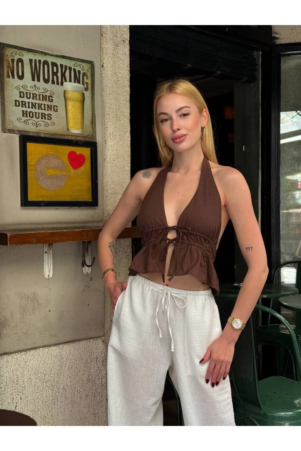 Kadın Halter Yaka Boyundan ve Önden Bağlamalı Sırtı Açık Fırfırlı Crop Bluz - Kahverengi