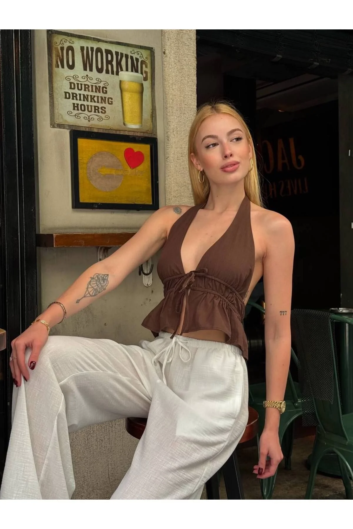 Kadın Halter Yaka Boyundan ve Önden Bağlamalı Sırtı Açık Fırfırlı Crop Bluz - Kahverengi