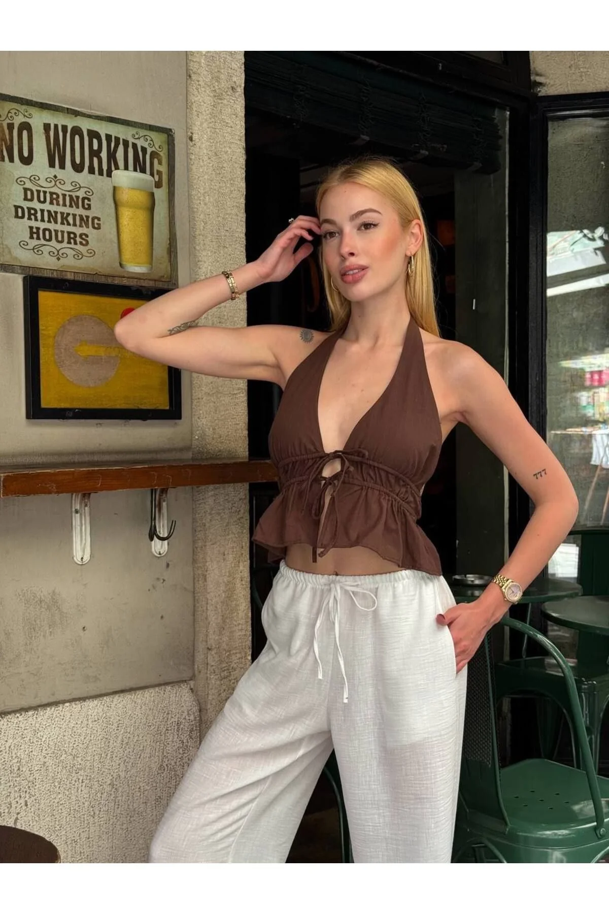 Kadın Halter Yaka Boyundan ve Önden Bağlamalı Sırtı Açık Fırfırlı Crop Bluz - Kahverengi