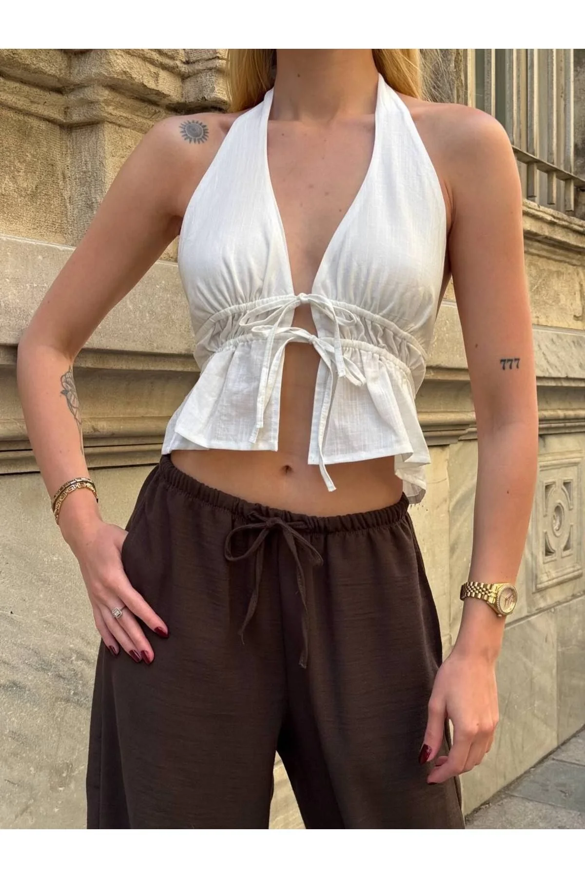 Kadın Halter Yaka Boyundan ve Önden Bağlamalı Sırtı Açık Fırfırlı Crop Bluz - Beyaz