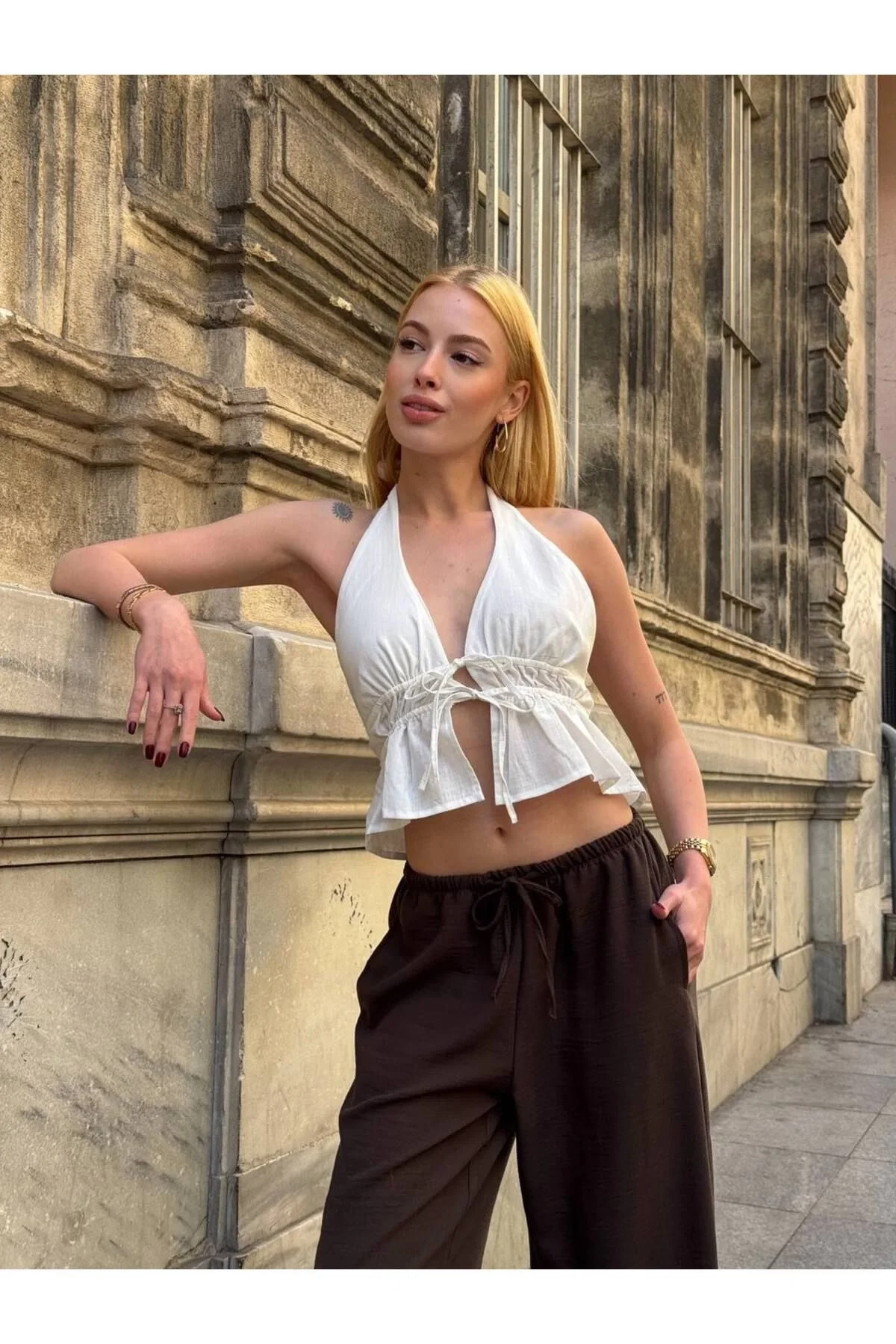 Kadın Halter Yaka Boyundan ve Önden Bağlamalı Sırtı Açık Fırfırlı Crop Bluz - Beyaz