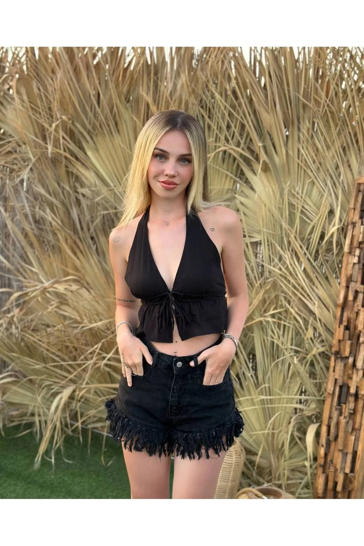 Kadın Halter Yaka Boyundan ve Önden Bağlamalı Sırtı Açık Fırfırlı Crop Bluz - Siyah