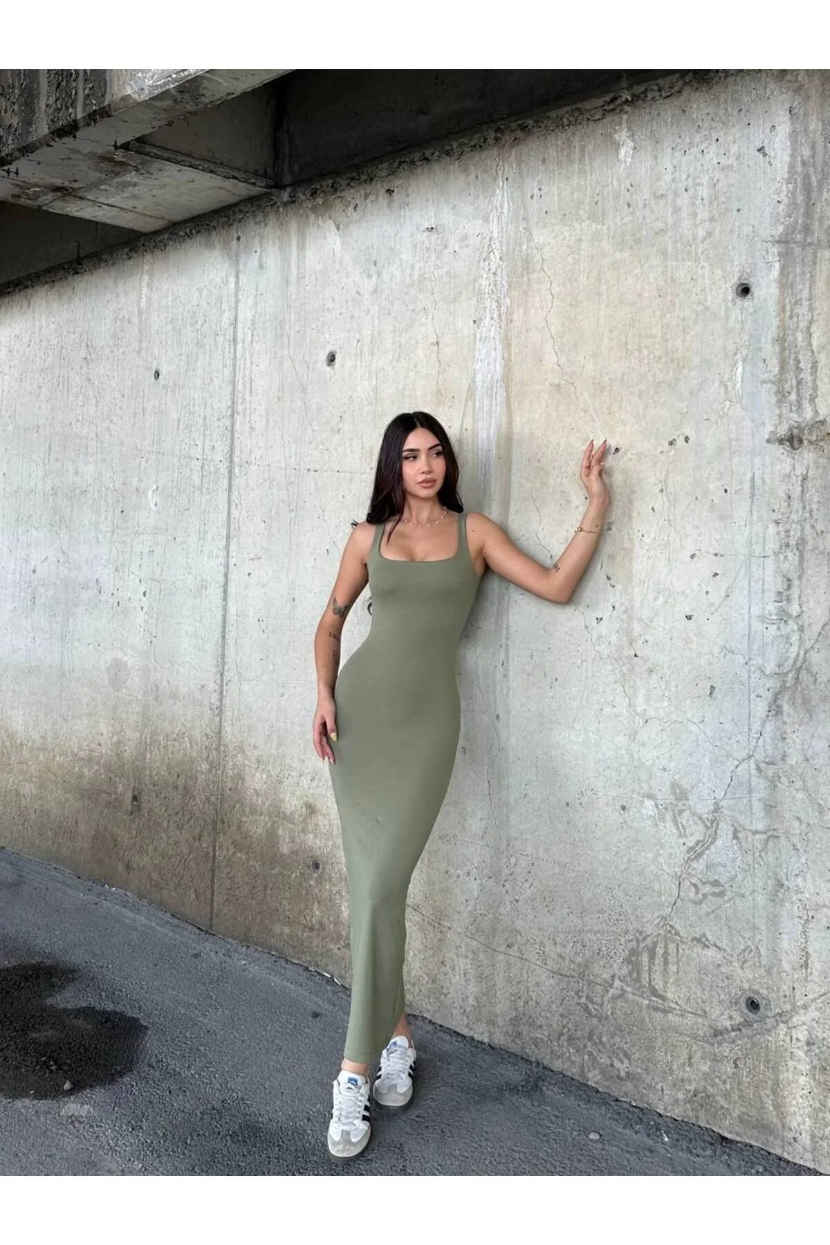 Kadın Kare Yaka Kalın Askılı Vücudu Saran Kaşkorse Maxi Boy Elbise - Haki