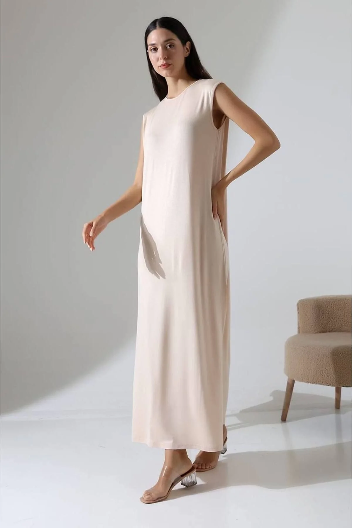 Kadın Bisiklet Yaka Vatkalı Kolsuz Oversize Salaş Kesim Maxi Boy Penye Elbise - Bej