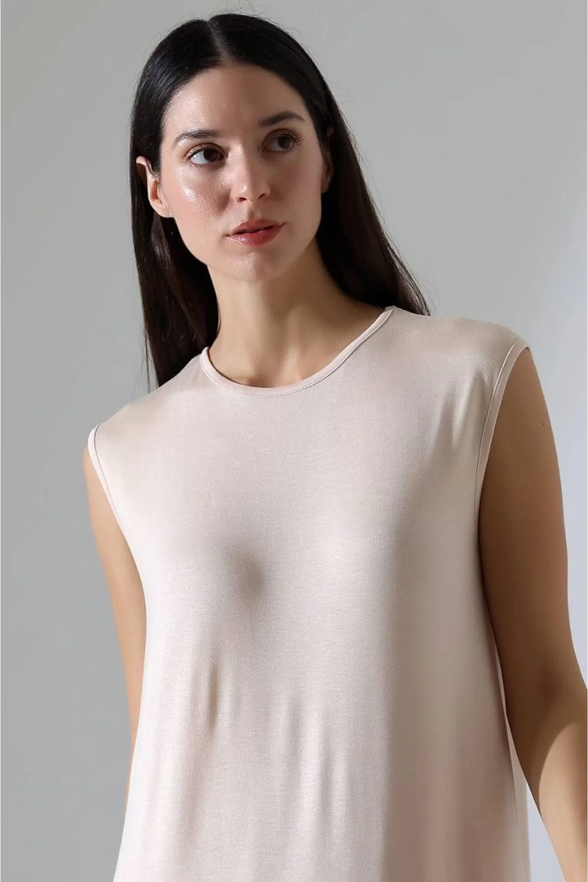 Kadın Bisiklet Yaka Vatkalı Kolsuz Oversize Salaş Kesim Maxi Boy Penye Elbise - Bej