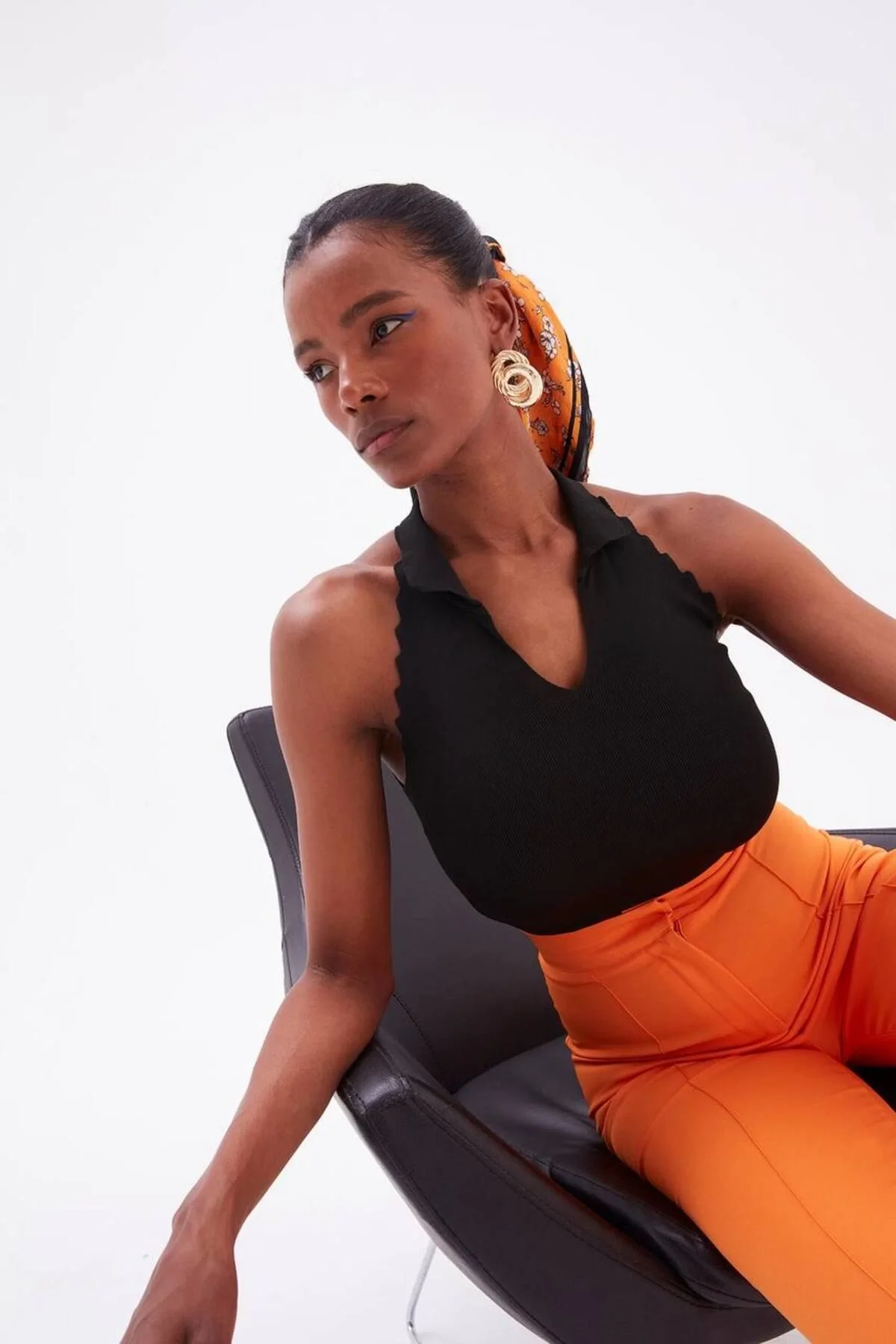 Kadın Polo Yaka Halter Yaka Kenarları Tırtıklı Sırtı Açık Triko Bluz - Siyah