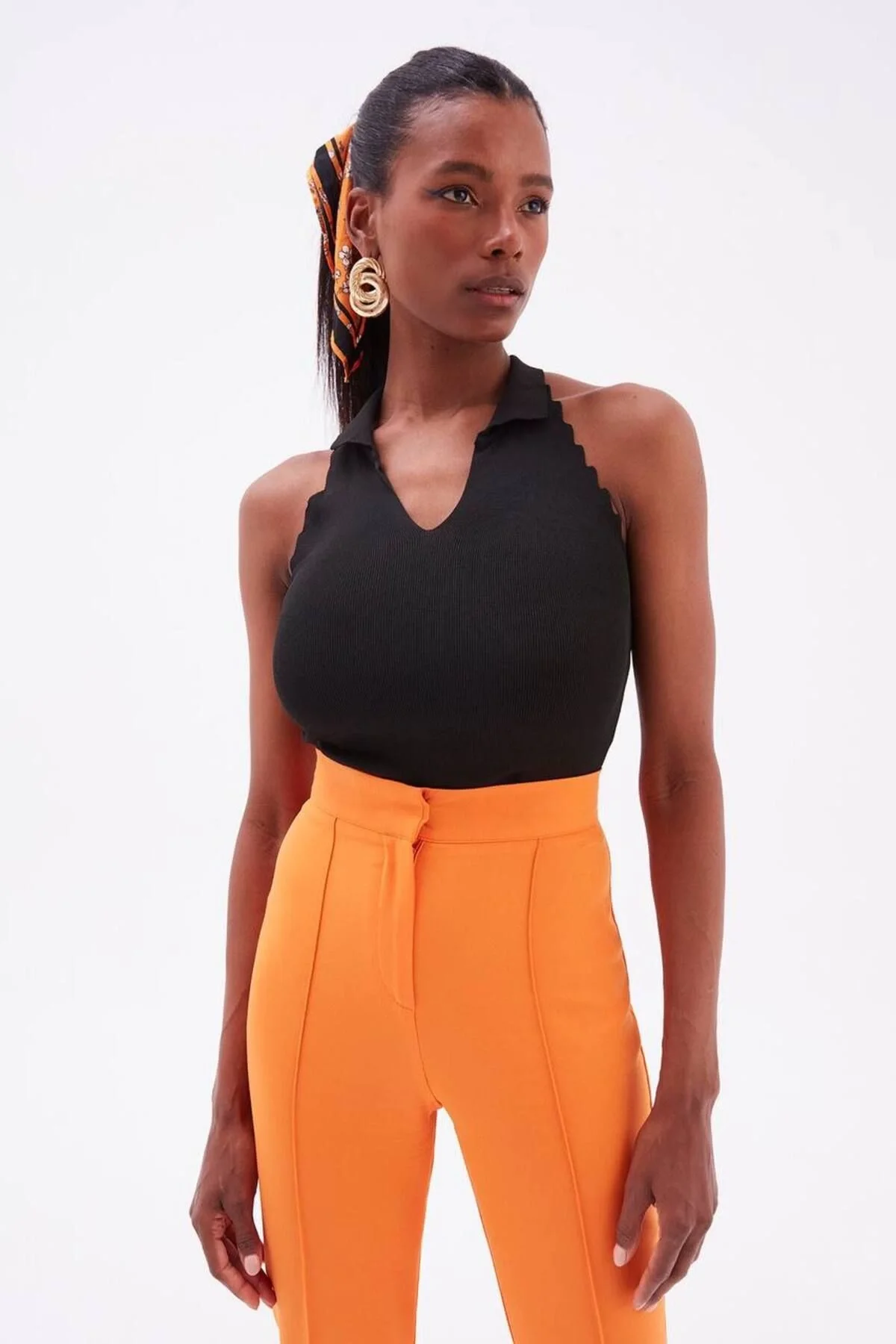 Kadın Polo Yaka Halter Yaka Kenarları Tırtıklı Sırtı Açık Triko Bluz - Siyah