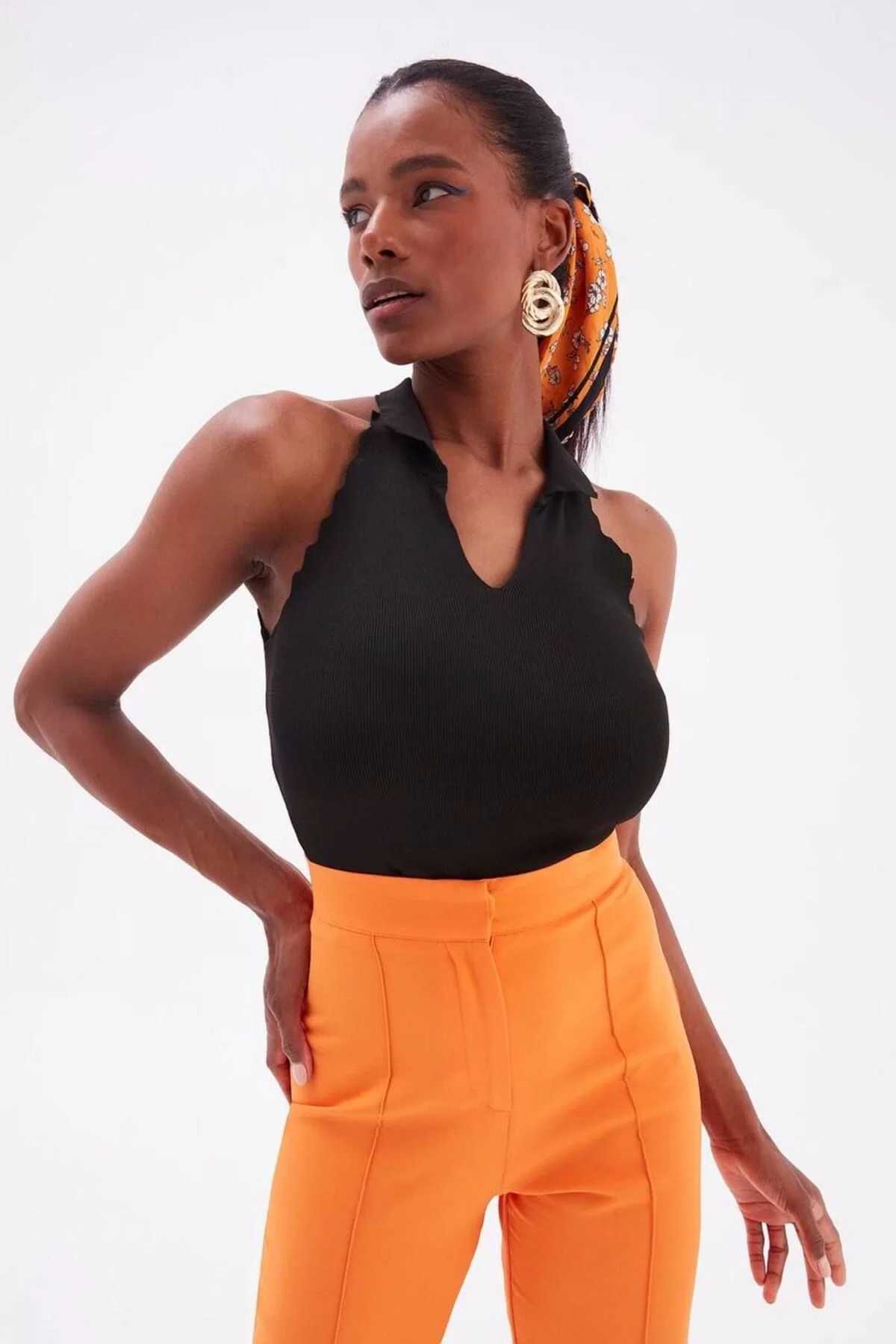 Kadın Polo Yaka Halter Yaka Kenarları Tırtıklı Sırtı Açık Triko Bluz - Siyah