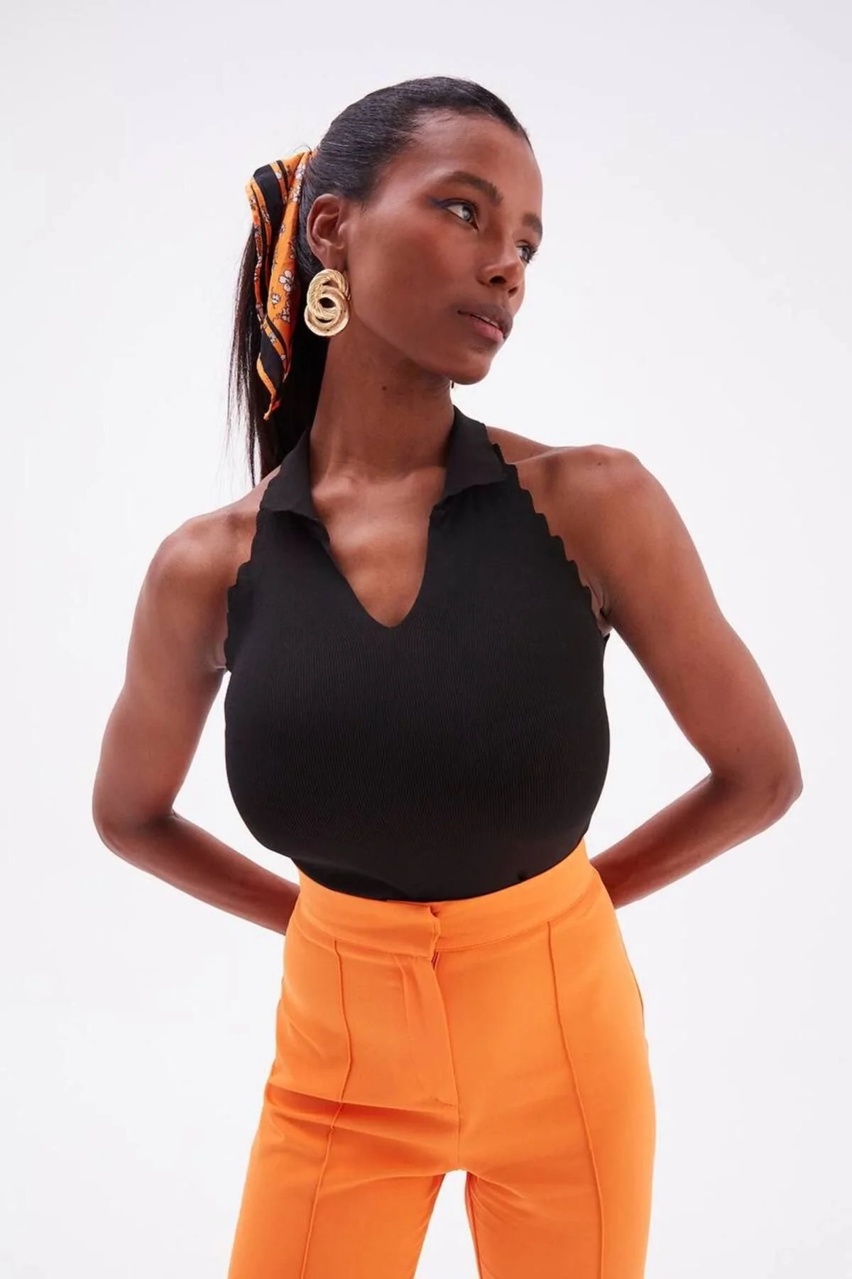 Kadın Polo Yaka Halter Yaka Kenarları Tırtıklı Sırtı Açık Triko Bluz - Siyah