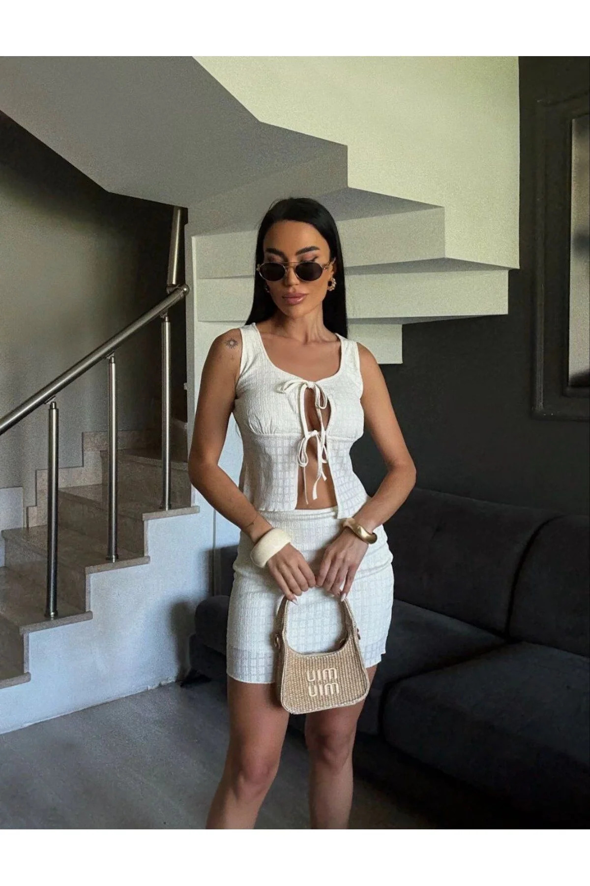 Kadın U Yaka Önü Bağlamalı Dekolteli Gofre Kumaş Kolsuz Crop Bluz ve Mini Etek Takım - Ekru