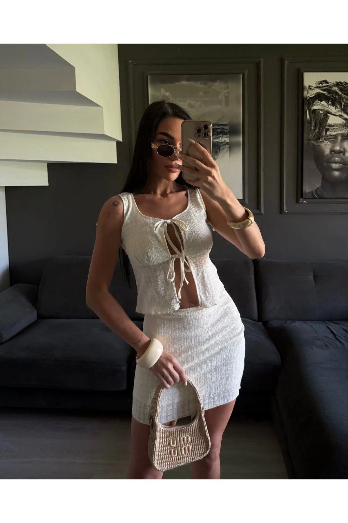 Kadın U Yaka Önü Bağlamalı Dekolteli Gofre Kumaş Kolsuz Crop Bluz ve Mini Etek Takım - Ekru