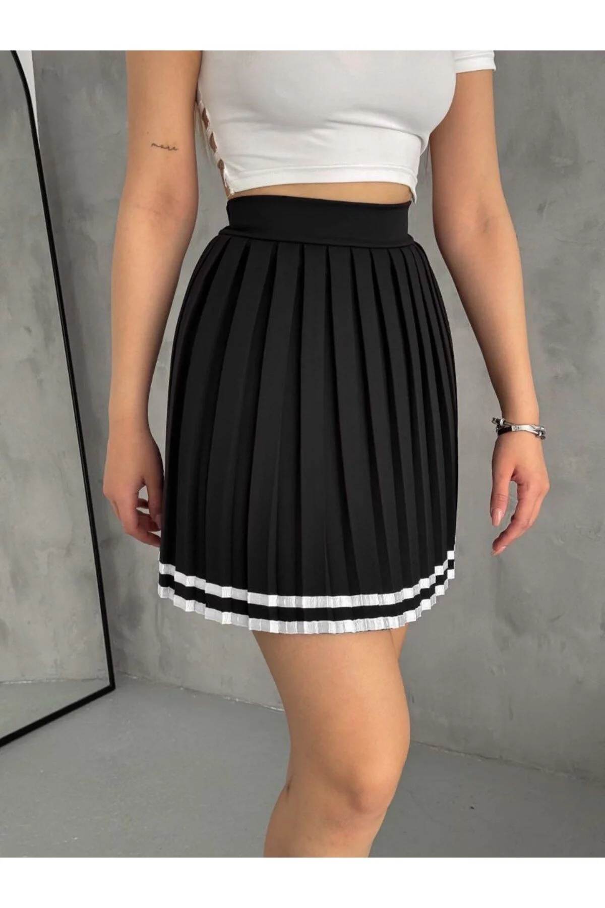 Kadın Yüksek Bel Çift Şeritli Pileli Cepli Tenisçi Şortlu Mini Etek - Siyah