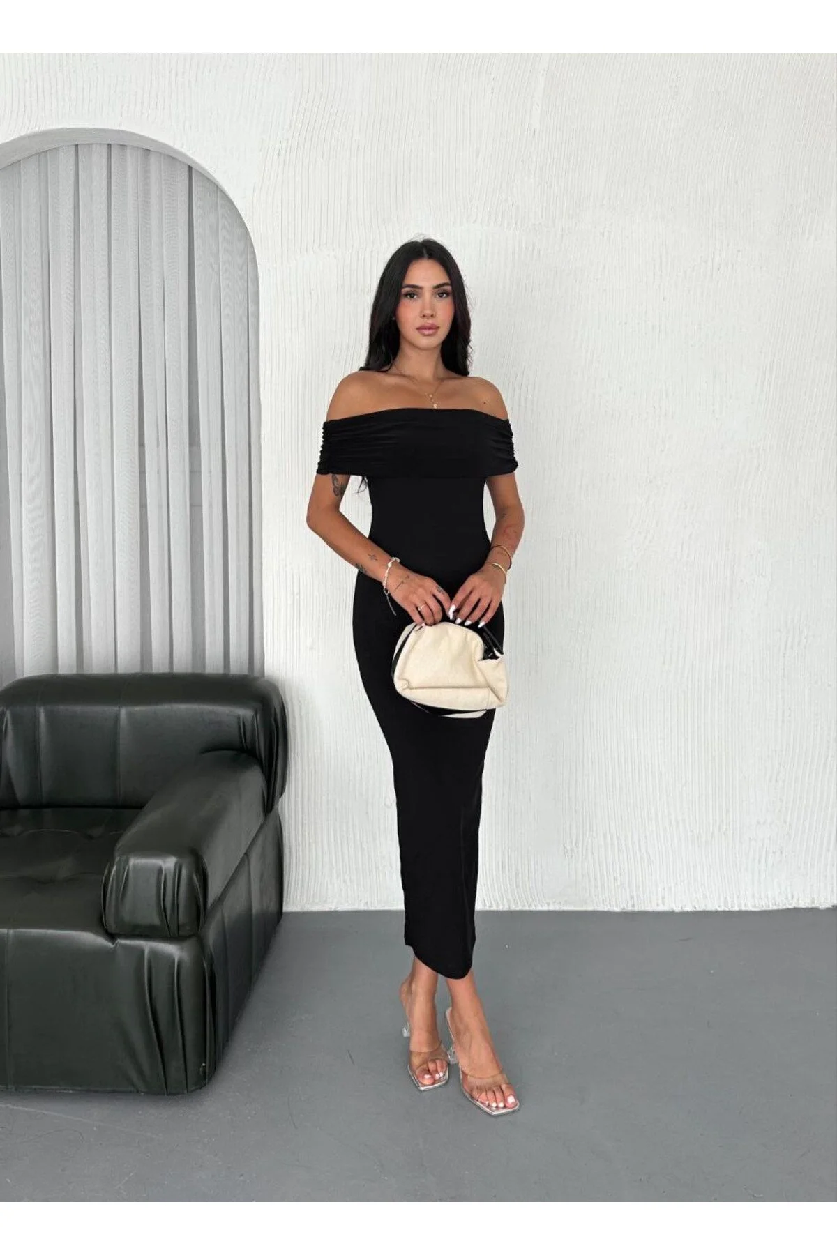 Kadın Madonna Yaka Büzgülü Düşük Omuz Vücudu Saran Sandy Kumaş Maxi Boy Elbise - Siyah