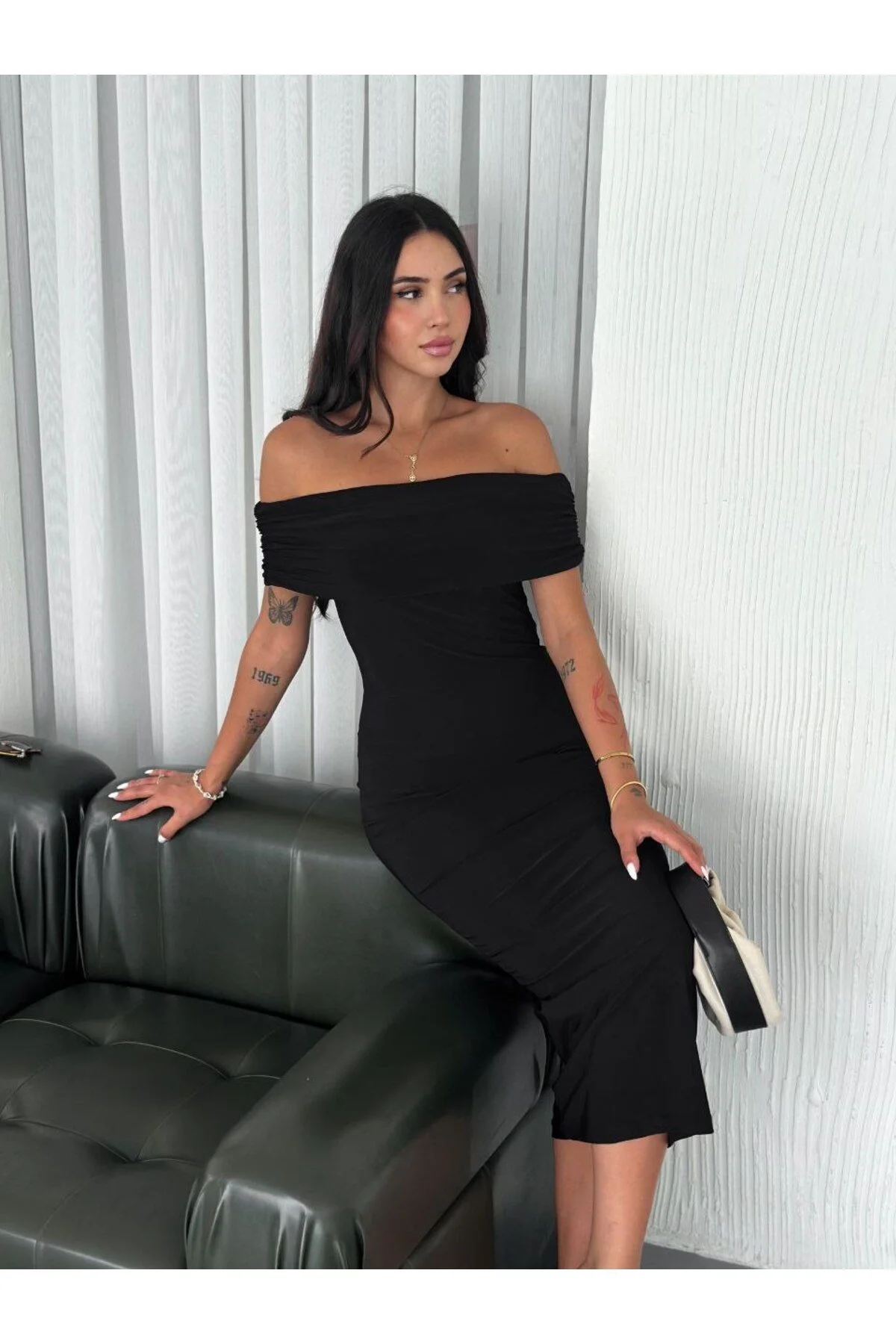 Kadın Madonna Yaka Büzgülü Düşük Omuz Vücudu Saran Sandy Kumaş Maxi Boy Elbise - Siyah