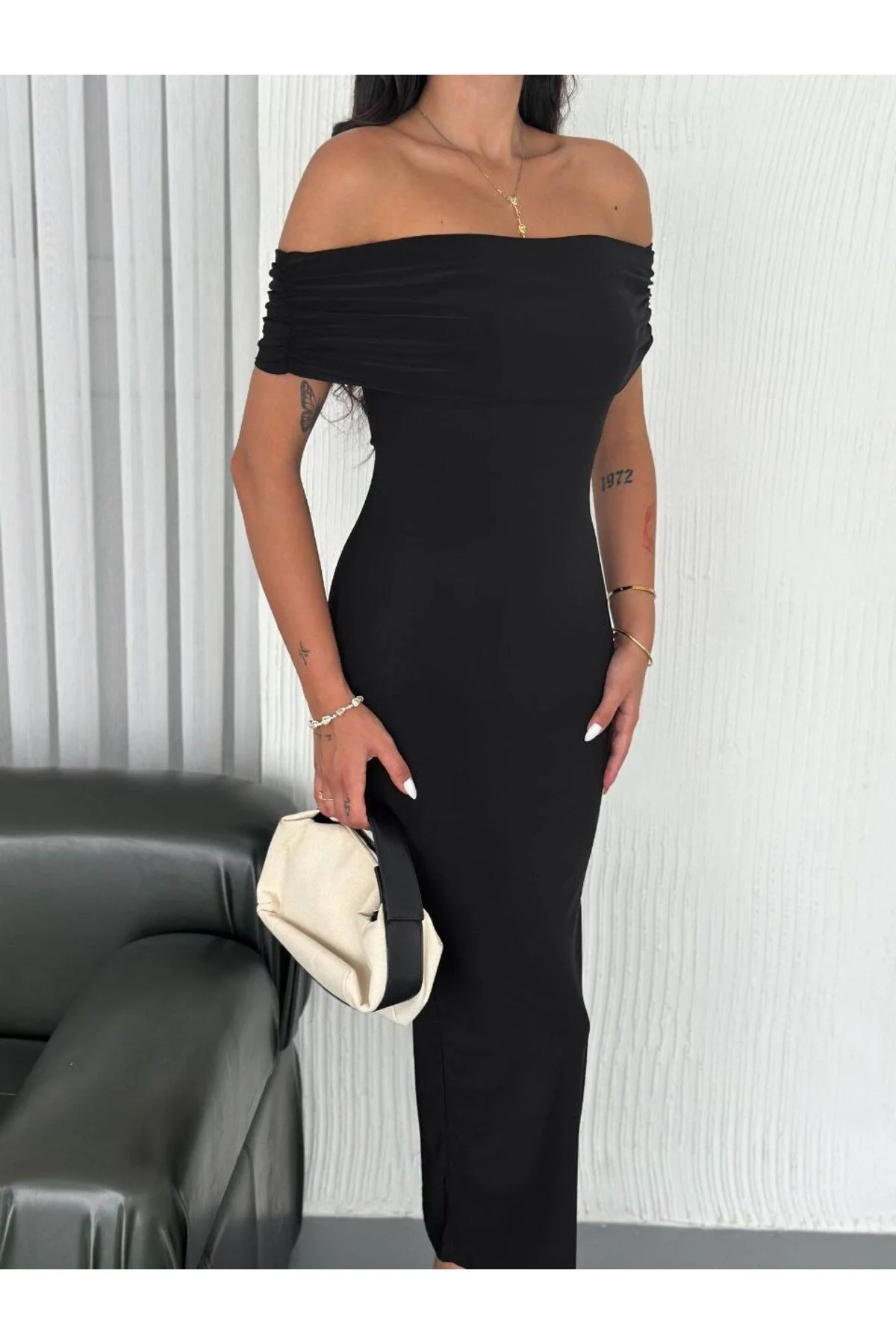 Kadın Madonna Yaka Büzgülü Düşük Omuz Vücudu Saran Sandy Kumaş Maxi Boy Elbise - Siyah