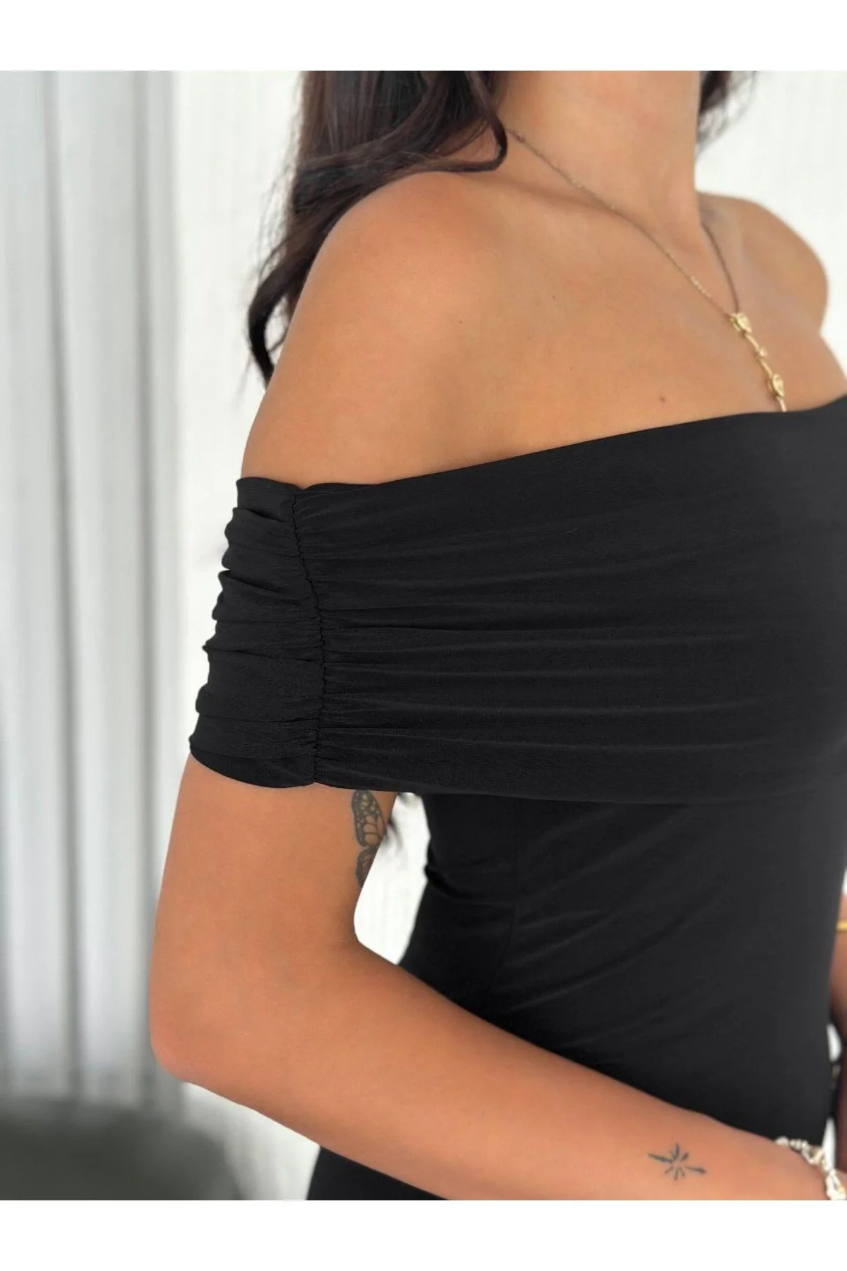 Kadın Madonna Yaka Büzgülü Düşük Omuz Vücudu Saran Sandy Kumaş Maxi Boy Elbise - Siyah