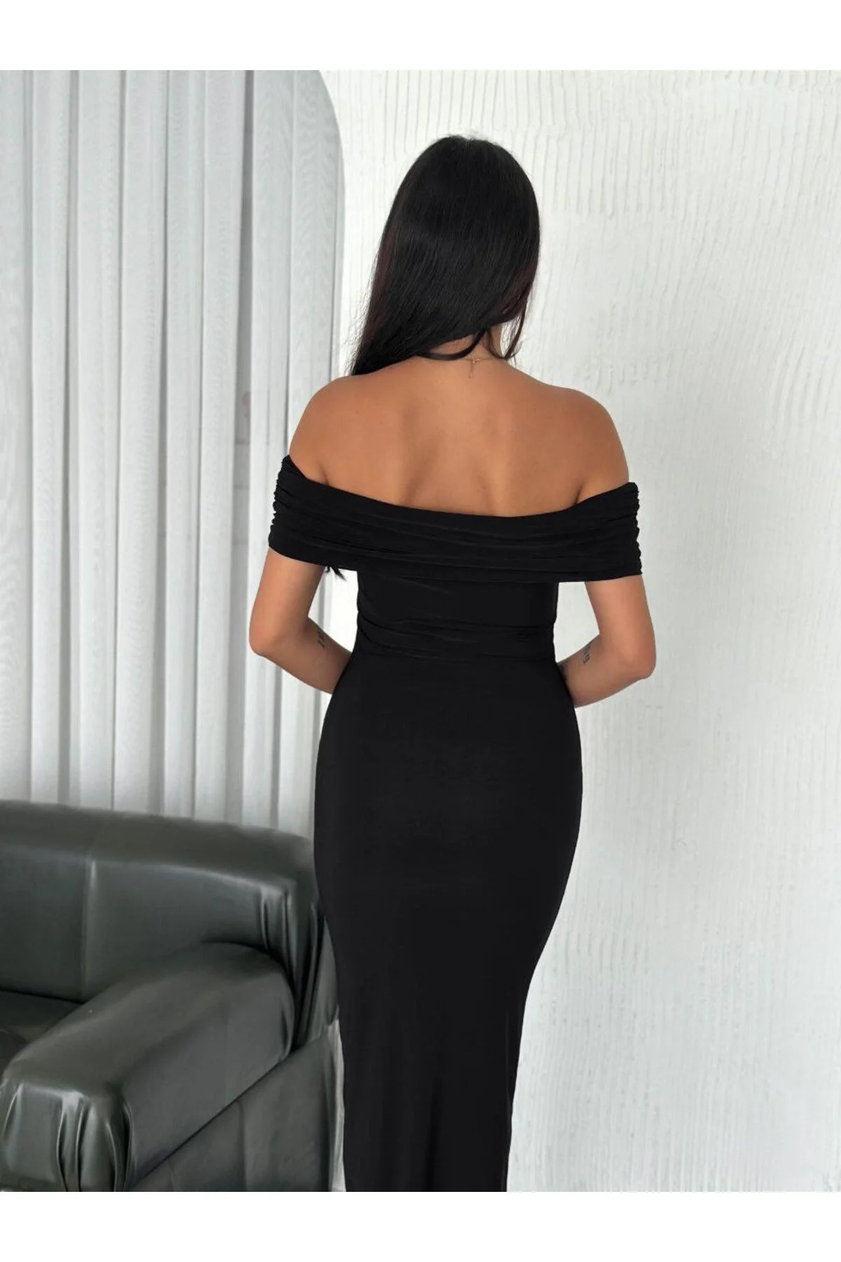 Kadın Madonna Yaka Büzgülü Düşük Omuz Vücudu Saran Sandy Kumaş Maxi Boy Elbise - Siyah