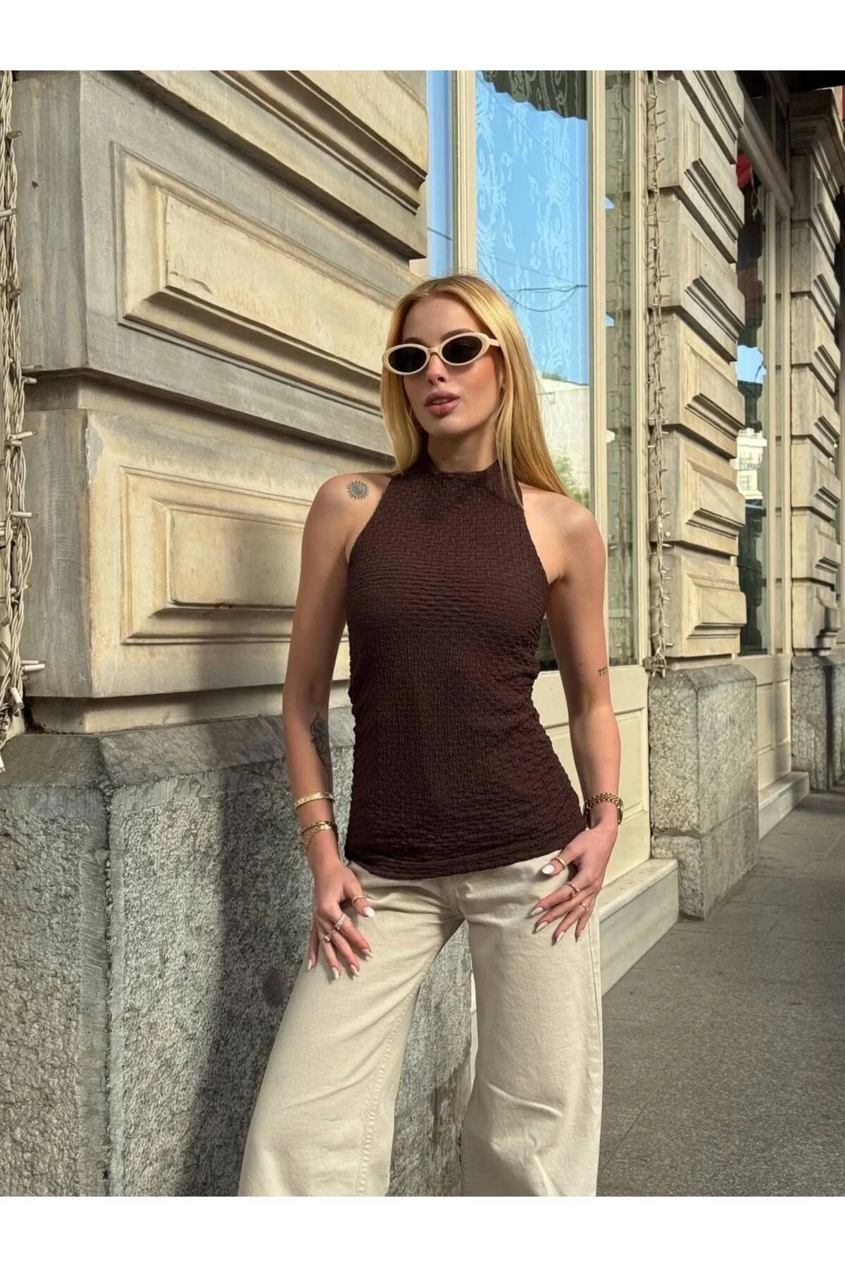 Kadın Halter Yaka Sırtı Açık Boyundan Düğmeli Dokulu Gofre Kumaş Bluz - Kahverengi