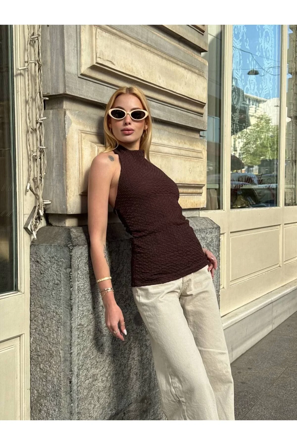 Kadın Halter Yaka Sırtı Açık Boyundan Düğmeli Dokulu Gofre Kumaş Bluz - Kahverengi