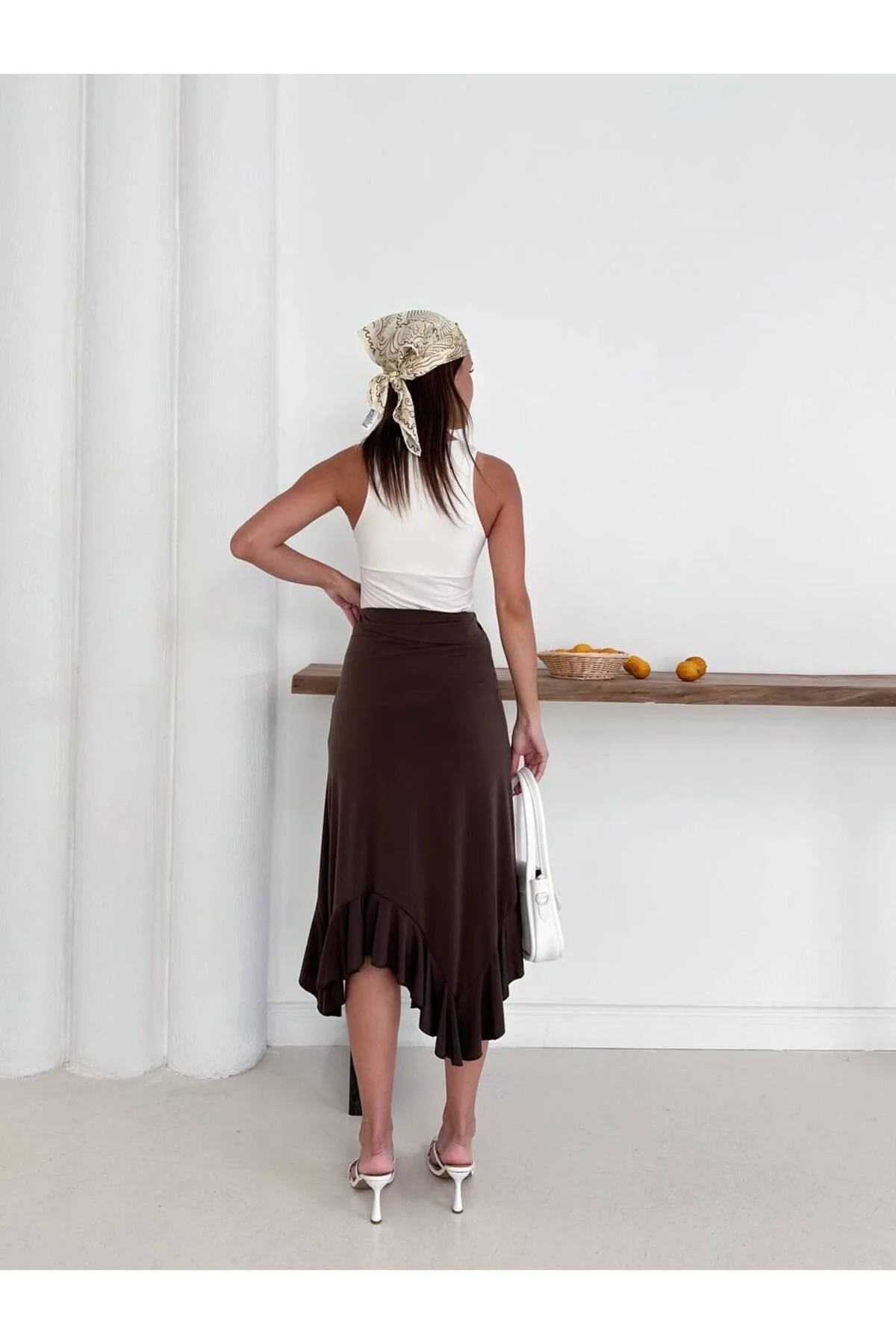 Kadın Yüksek Bel Dalgıç Kumaş Yırtmaçlı Fırfırlı Volanlı Asimetrik Etek - Kahverengi