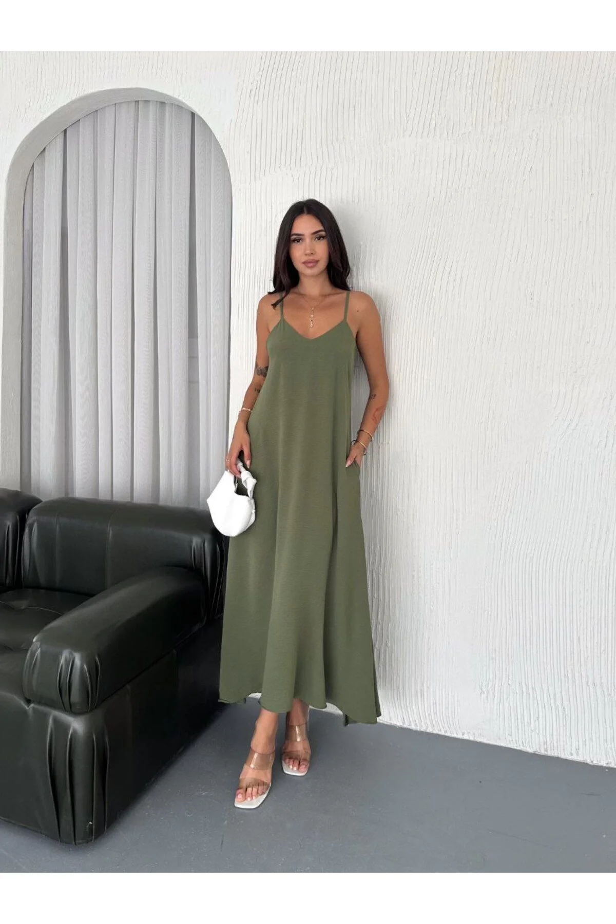 Kadın V Yaka İp Askılı Cepli Salaş Kesim Ayrobin Kumaş Maxi Boy Elbise - Haki