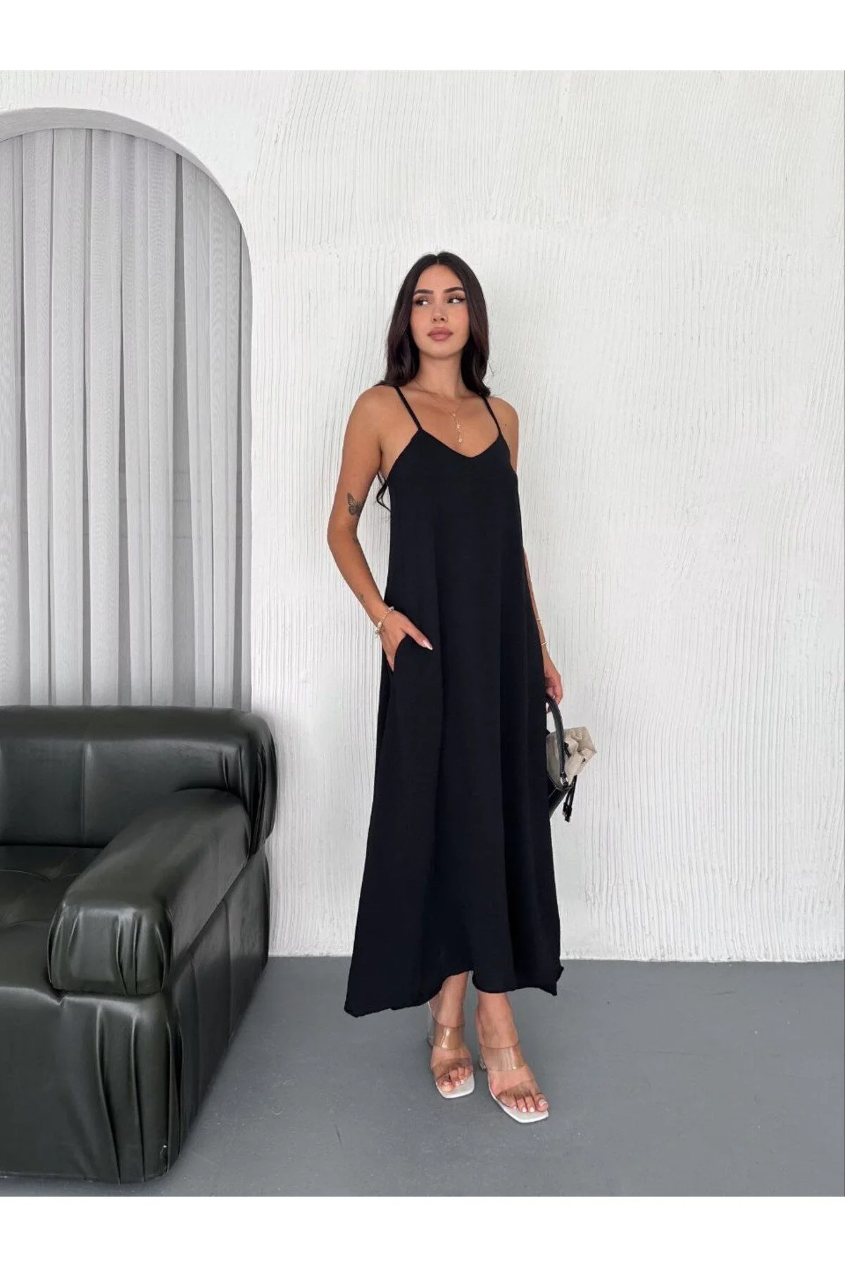 Kadın V Yaka İp Askılı Cepli Salaş Kesim Ayrobin Kumaş Maxi Boy Elbise - Siyah