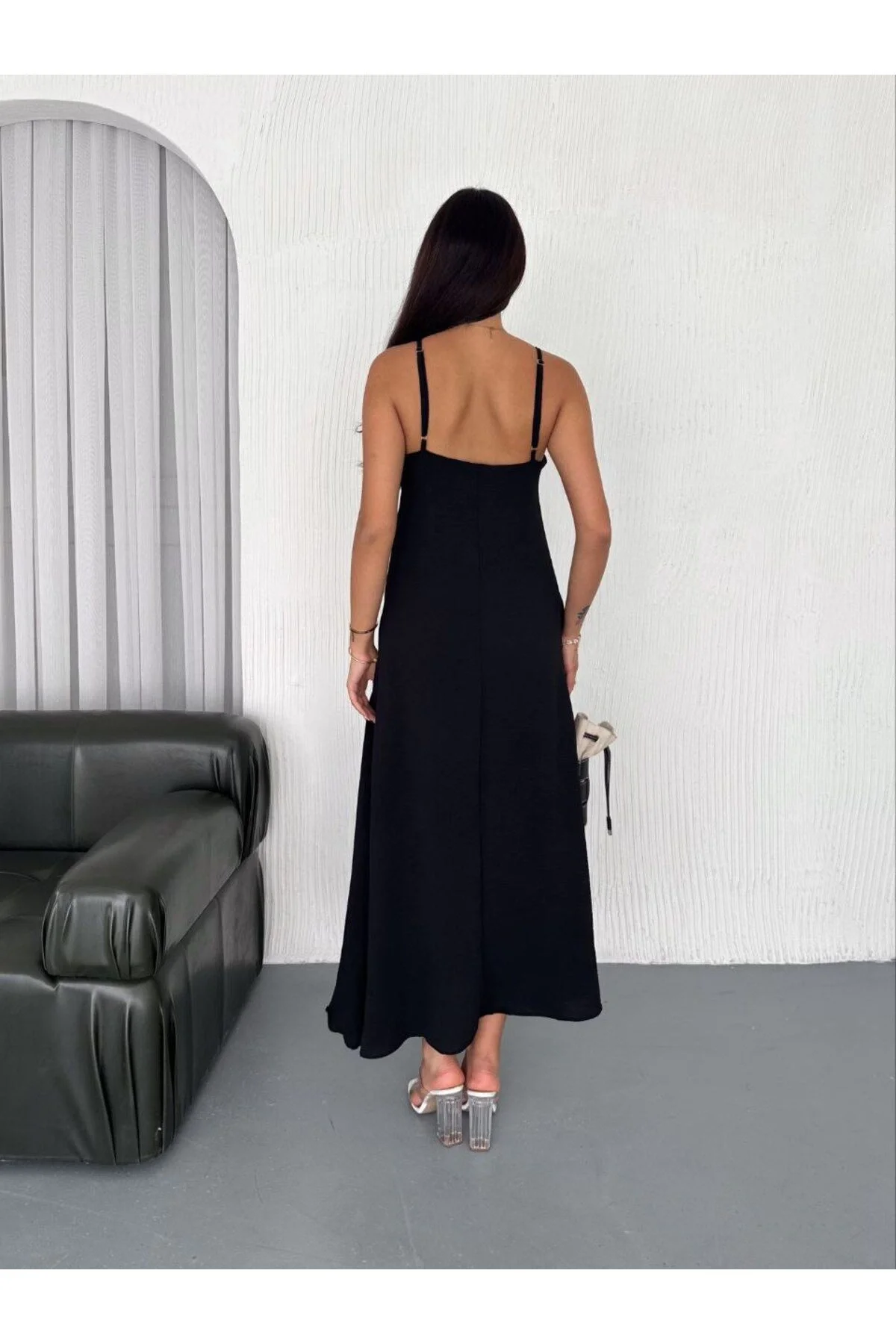 Kadın V Yaka İp Askılı Cepli Salaş Kesim Ayrobin Kumaş Maxi Boy Elbise - Siyah