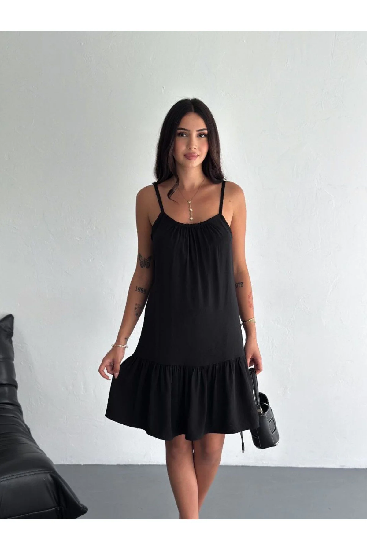 Kadın Omuzdan Bağlamalı Askılı Göğsü Büzgülü Eteği Fırfırlı Salaş Mini Elbise - Siyah