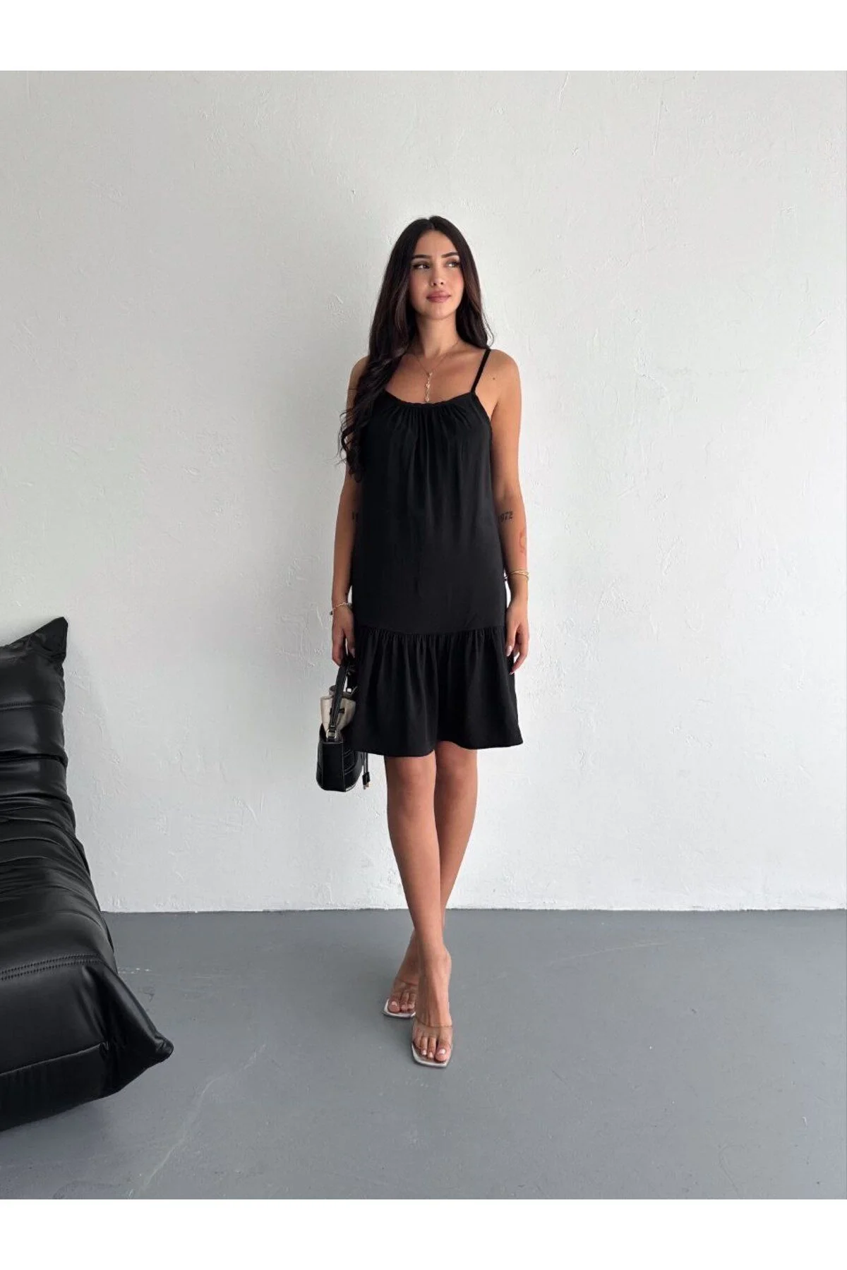 Kadın Omuzdan Bağlamalı Askılı Göğsü Büzgülü Eteği Fırfırlı Salaş Mini Elbise - Siyah