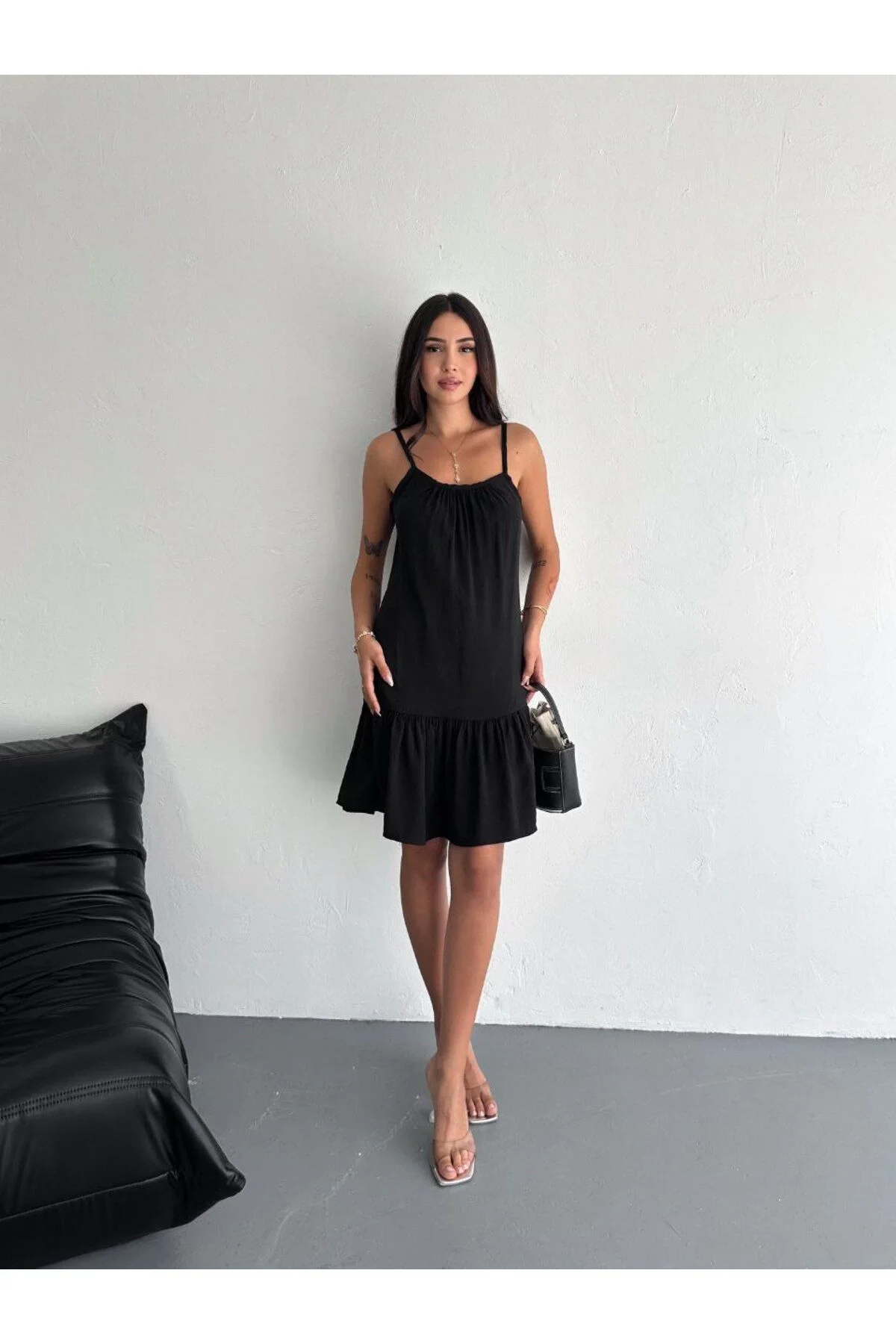Kadın Omuzdan Bağlamalı Askılı Göğsü Büzgülü Eteği Fırfırlı Salaş Mini Elbise - Siyah
