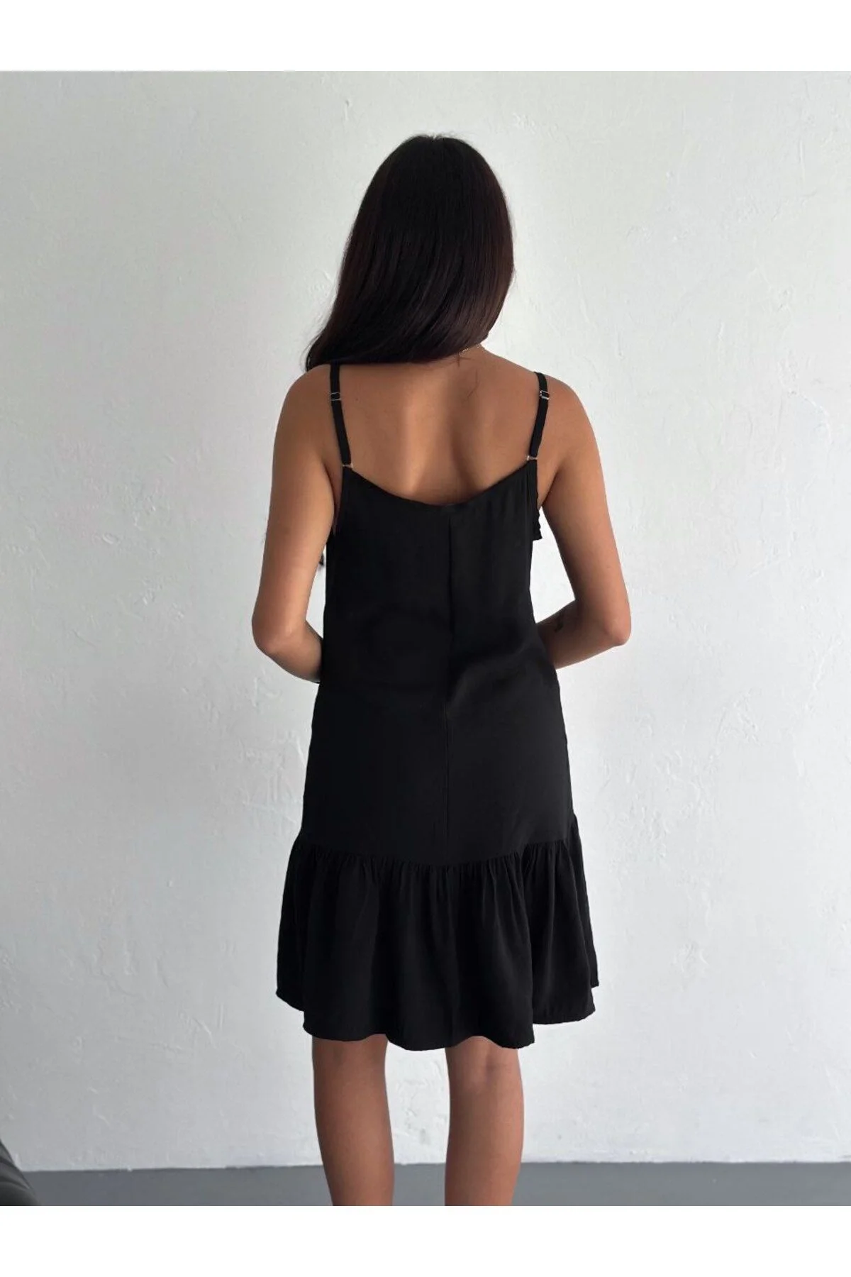 Kadın Omuzdan Bağlamalı Askılı Göğsü Büzgülü Eteği Fırfırlı Salaş Mini Elbise - Siyah