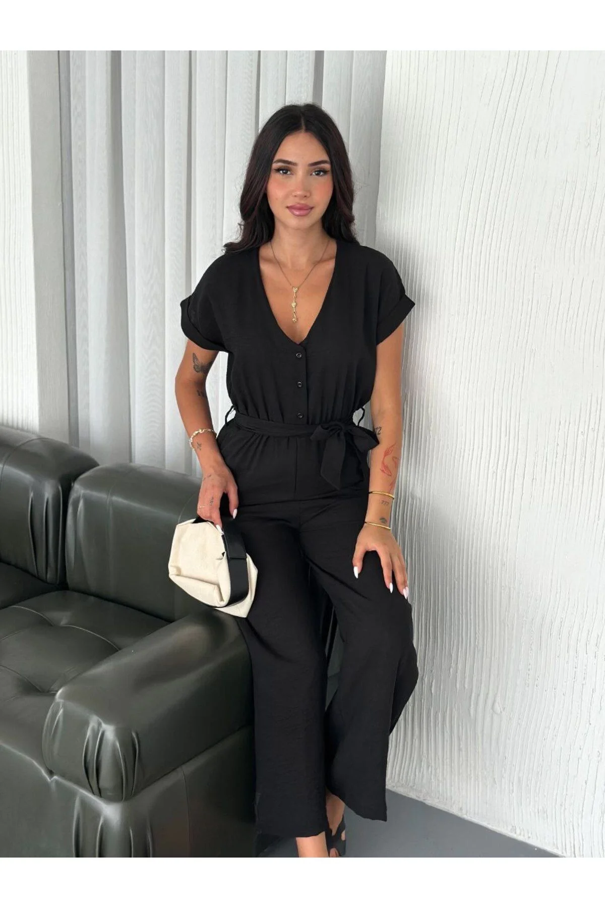 Kadın V Yaka Önden Düğmeli Kısa Kollu Beli Kuşaklı Bürümcük Bol Paça Tulum - Siyah